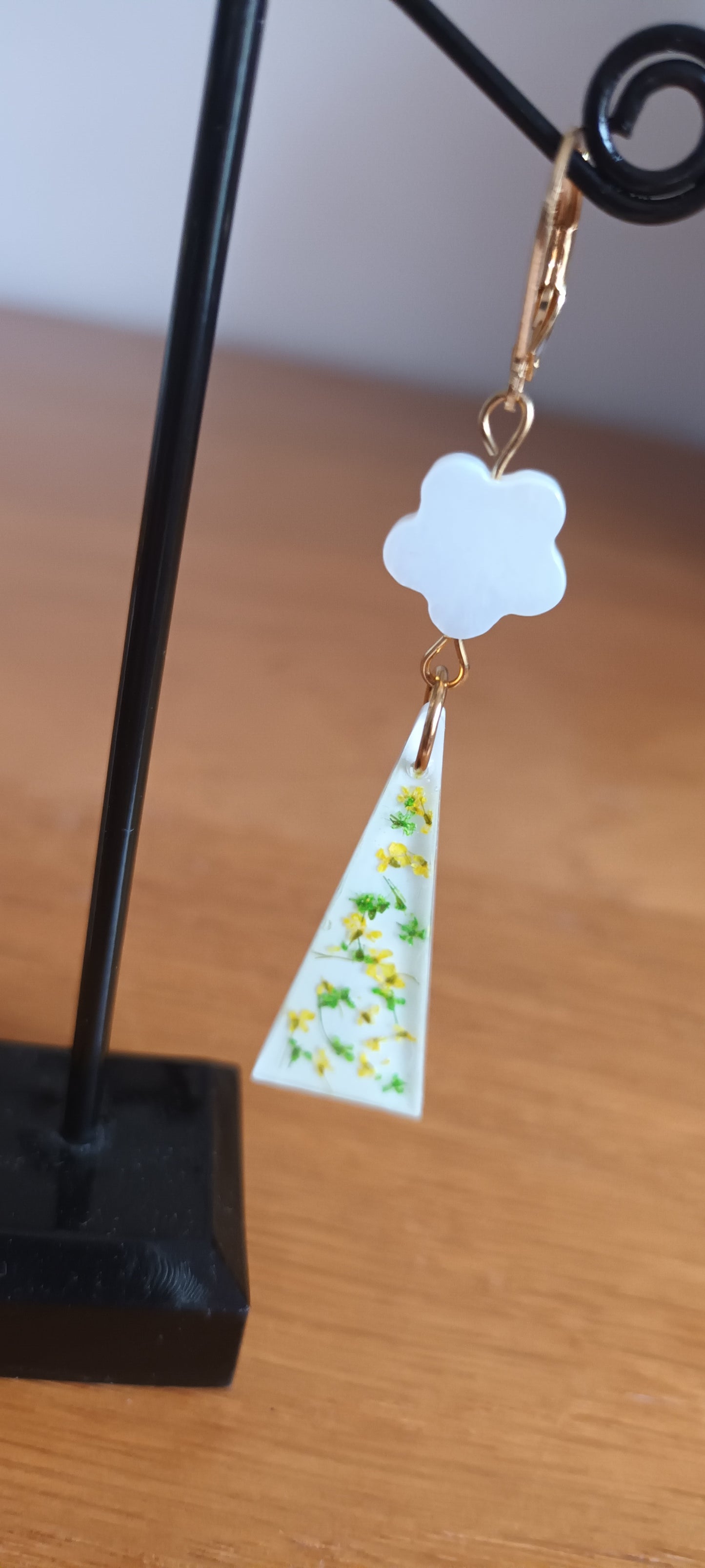 Boucles d'oreilles en résine fleurs séchées et marguerite en nacre de coquillage