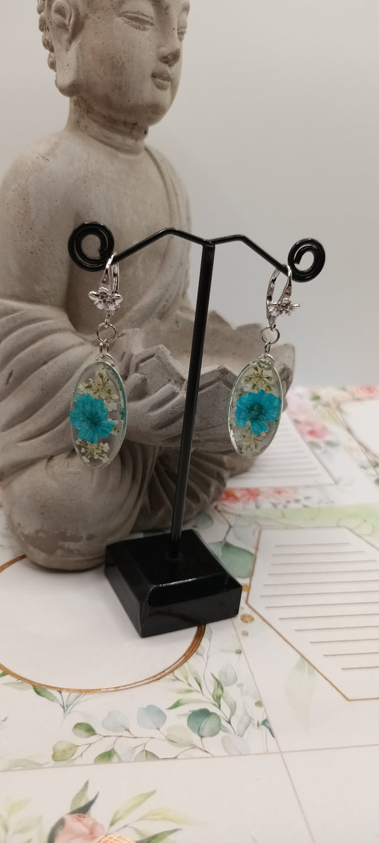 Boucles d'oreilles en résine inclusion de petites fleurs séchées véritables