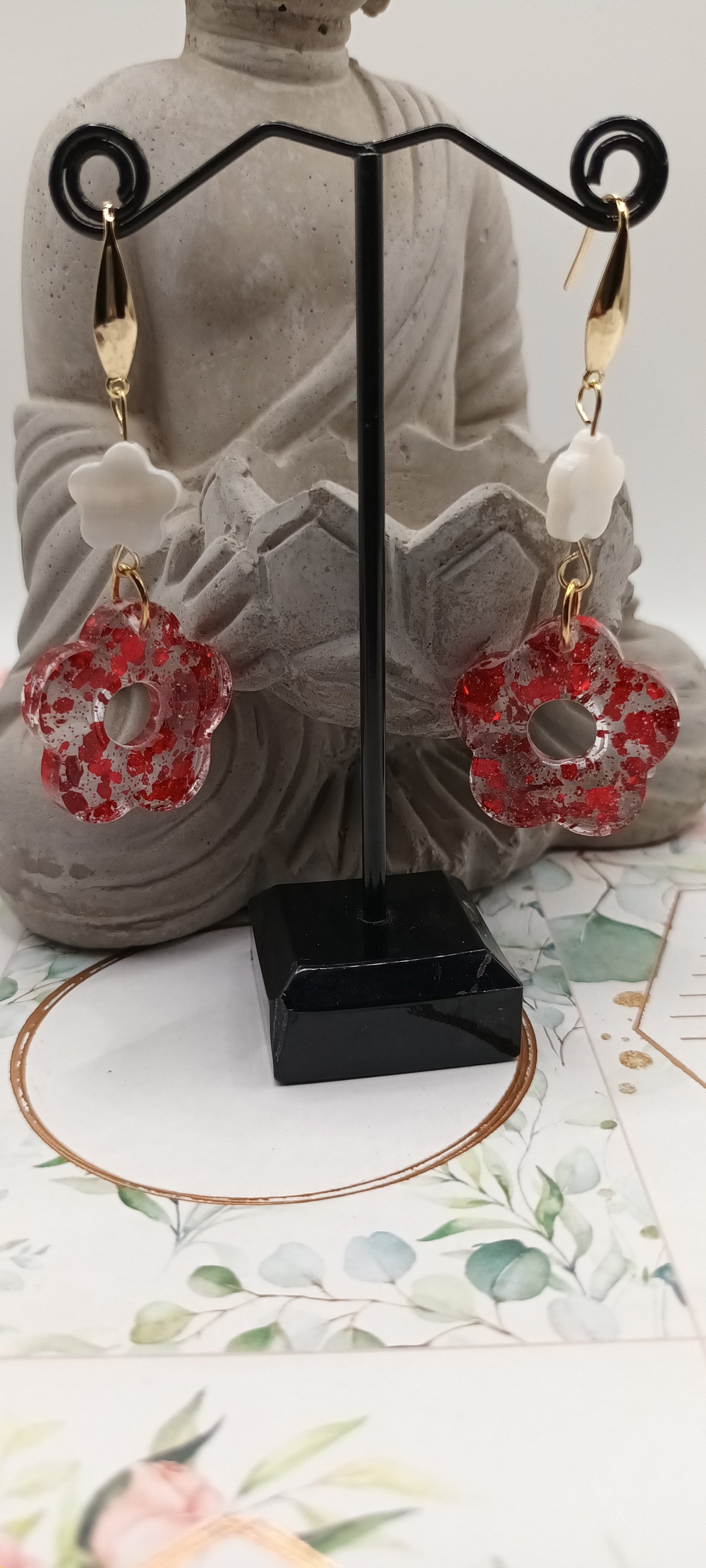 Boucles d'oreilles pendantes en résine fleurs ,inclusion de paillettes rouge