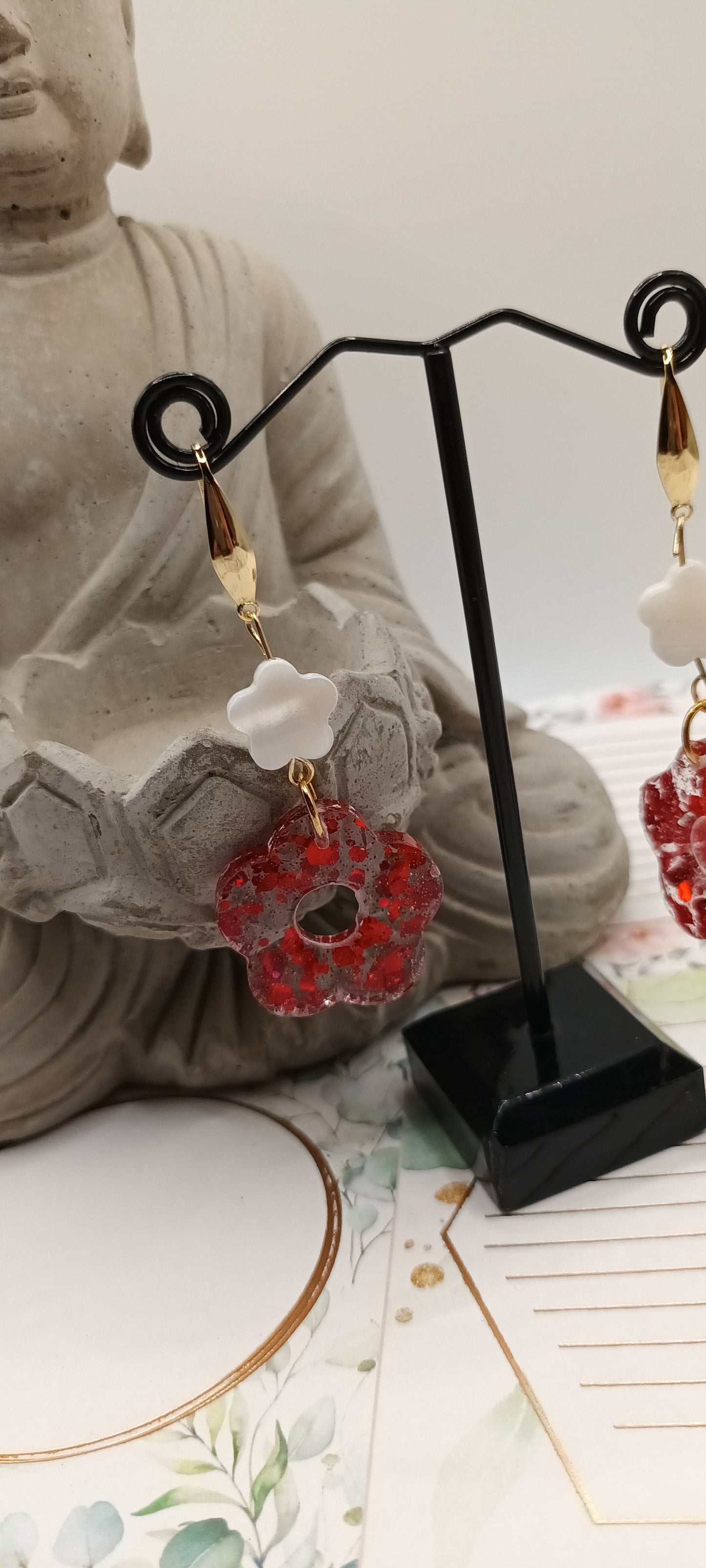 Boucles d'oreilles pendantes en résine fleurs ,inclusion de paillettes rouge