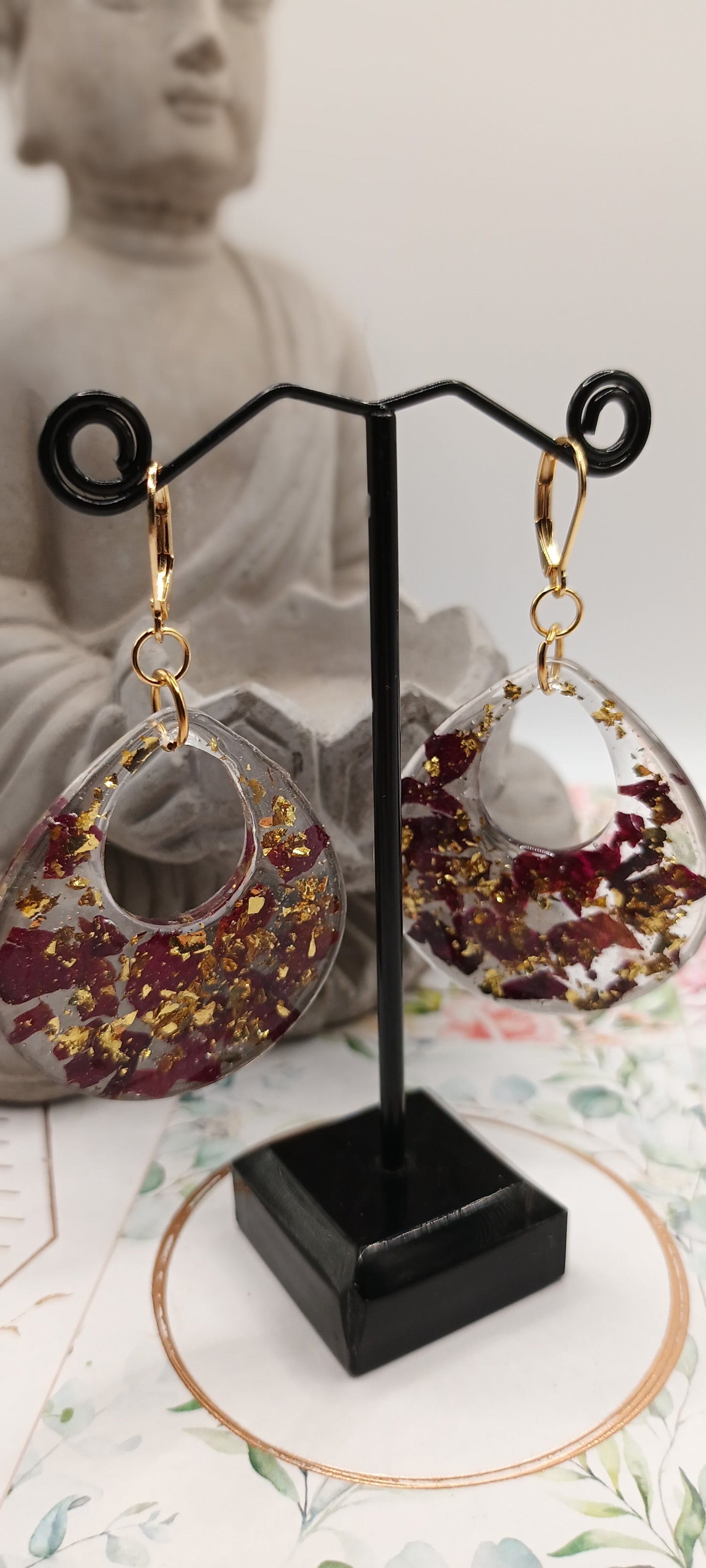 Boucles d'oreilles en résine avec inclusion de roses