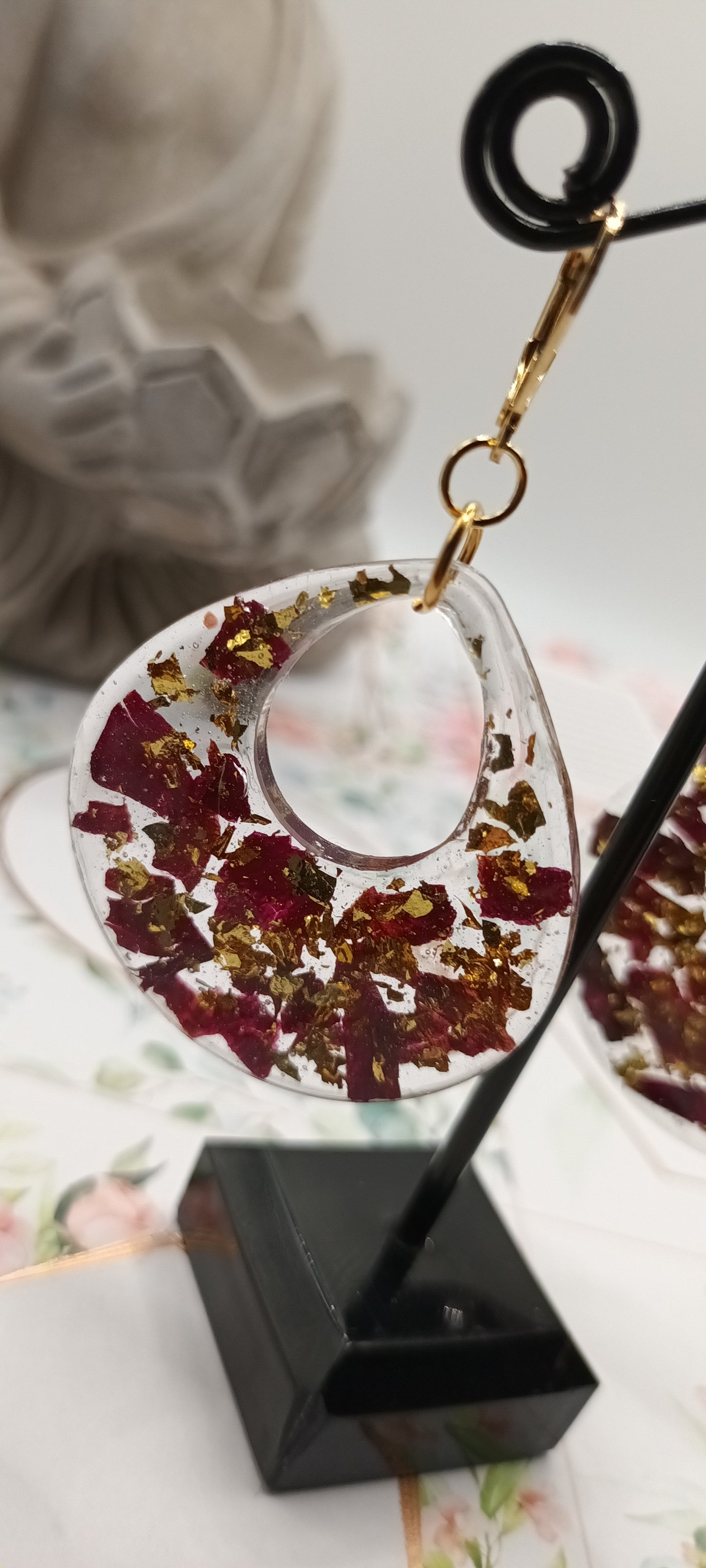 Boucles d'oreilles en résine avec inclusion de roses