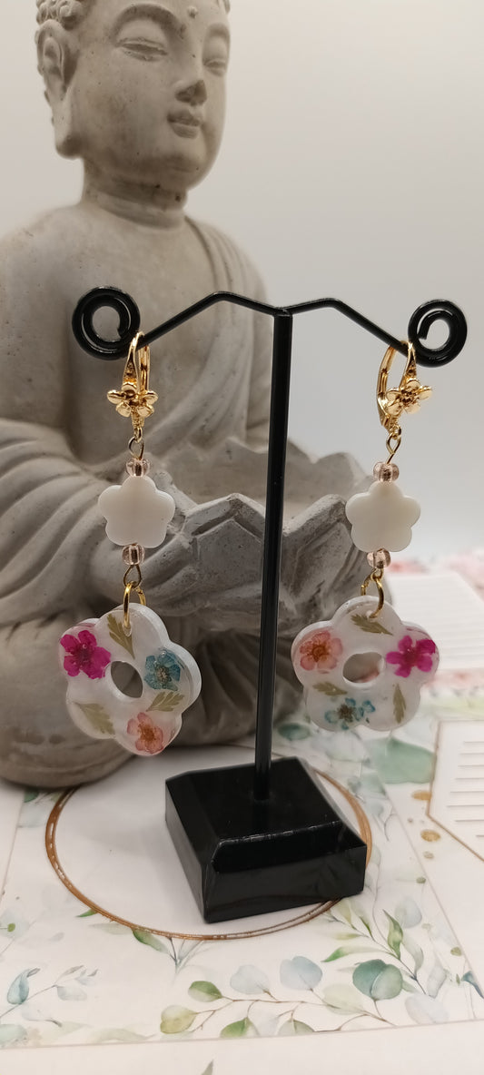 Boucles d'oreilles pendantes marguerite en résine fleurs ,pigment blanc et fleurs séchées