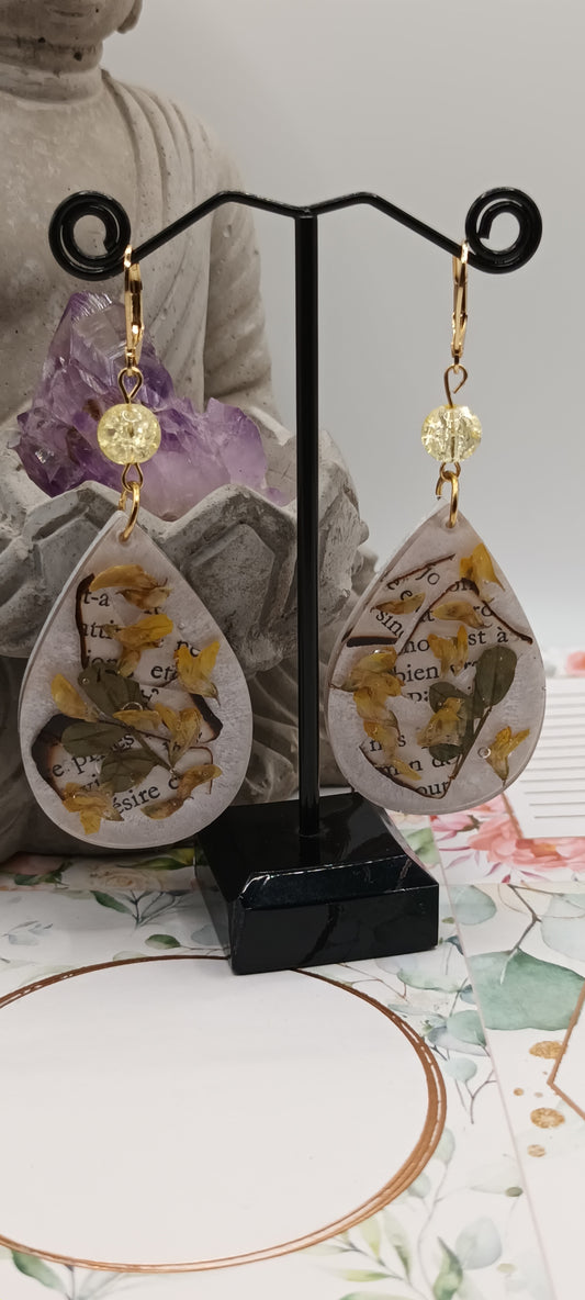 Boucles d'oreilles en résine, inclusion de fleurs séchées et papier