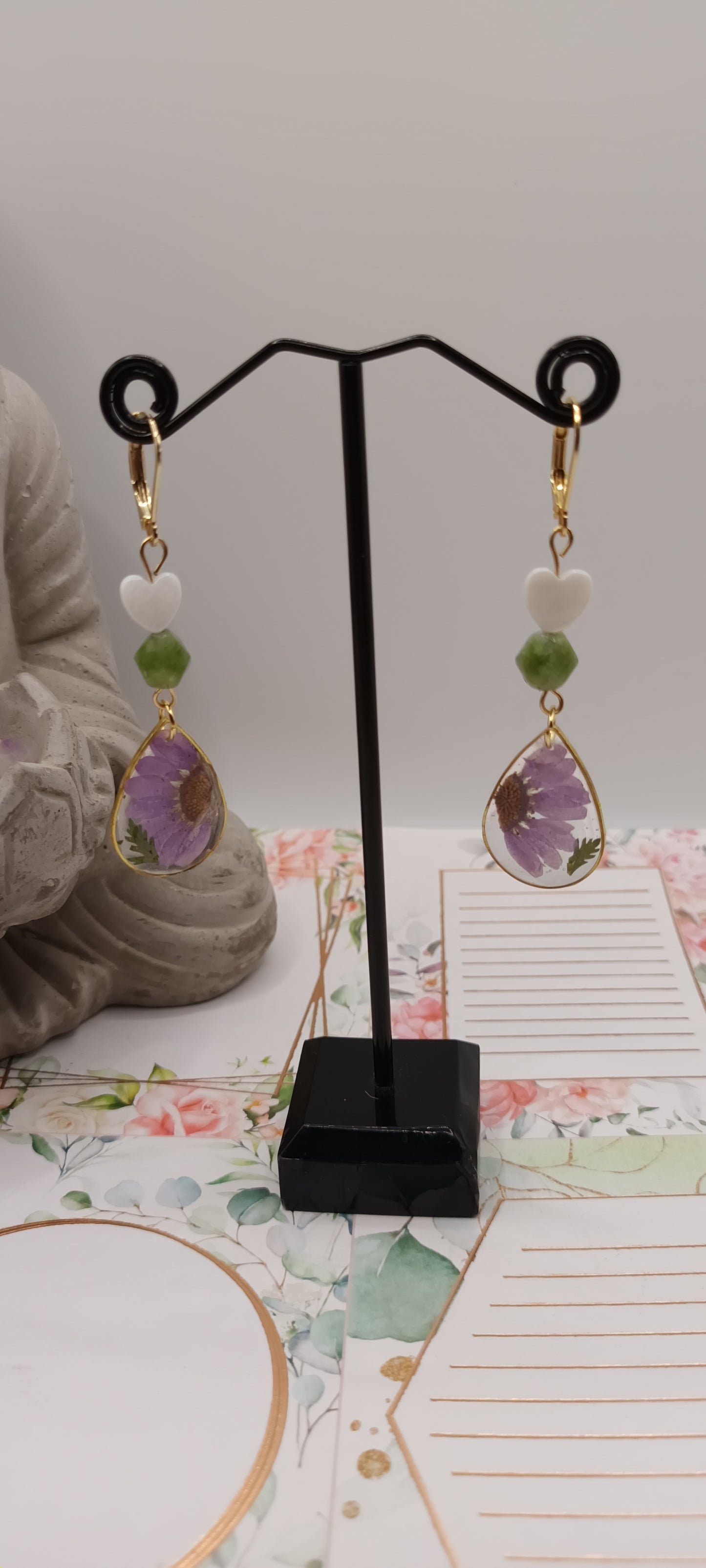 Boucles d'oreilles en résine et marguerite mauve séchée et tourmaline