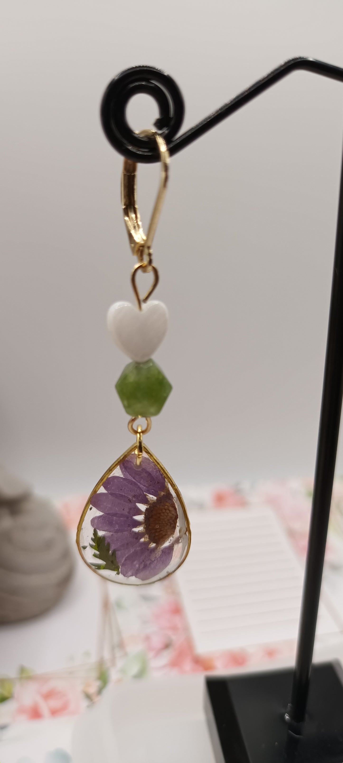 Boucles d'oreilles en résine et marguerite mauve séchée et tourmaline