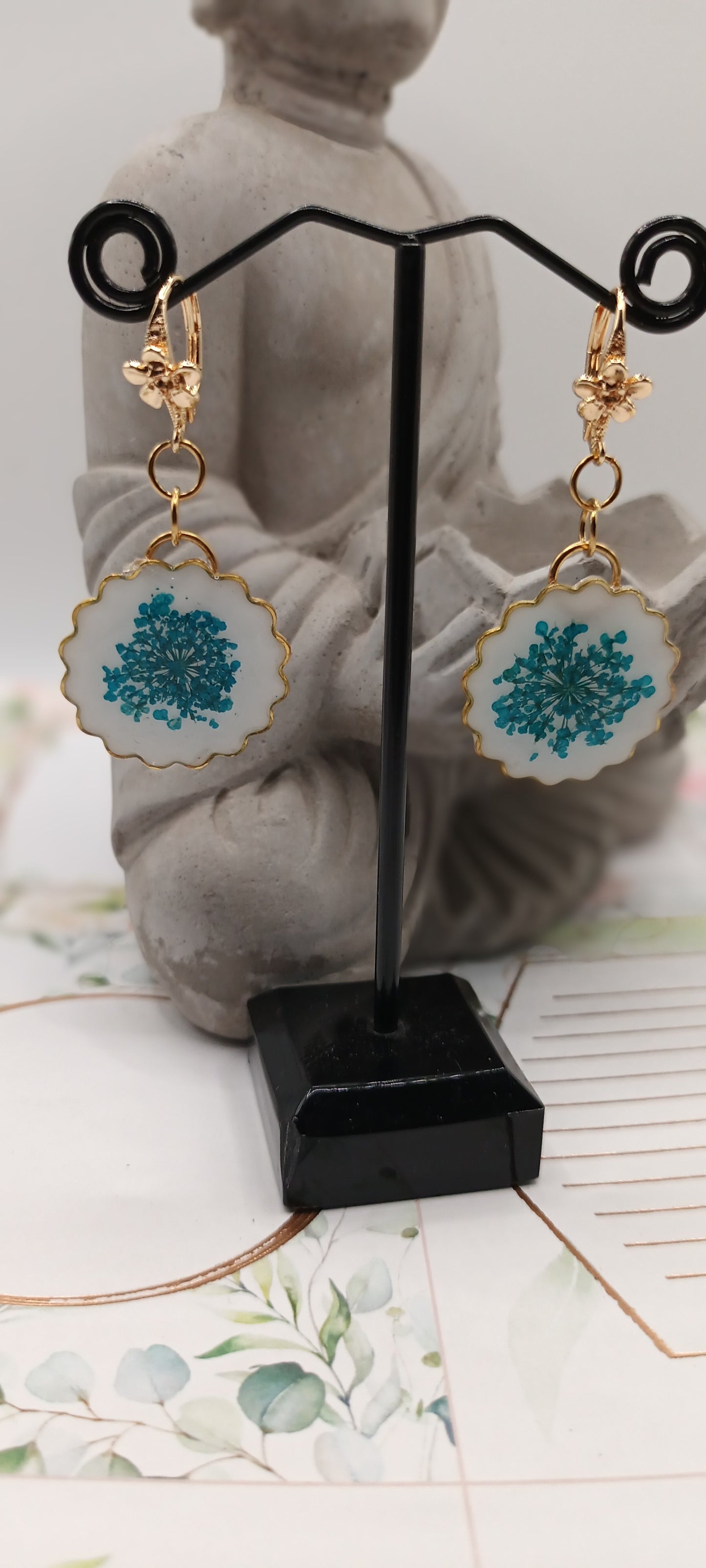 Boucles d'oreilles en résine et fleurs séchées bleues