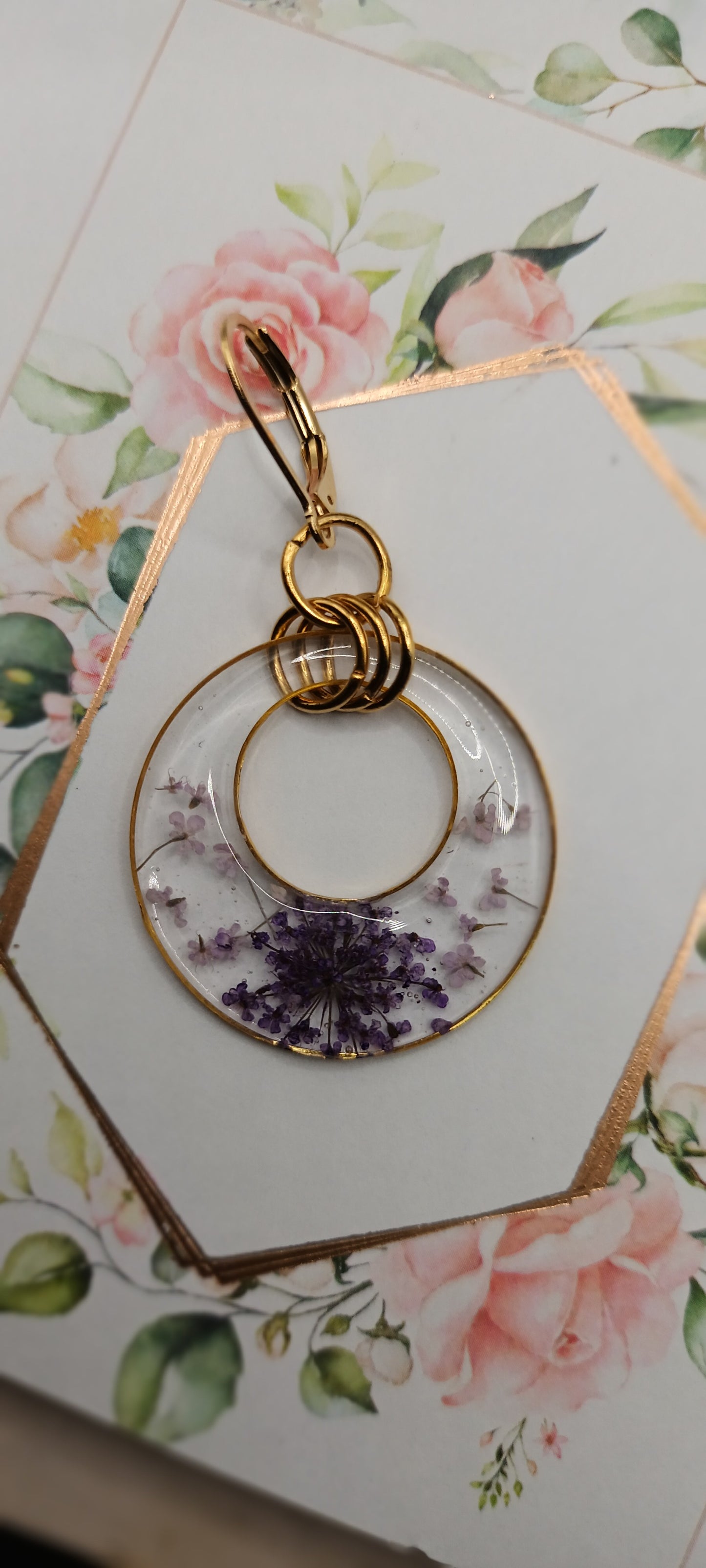 Boucles d'oreilles en résine avec inclusion de fleurs séchées violettes