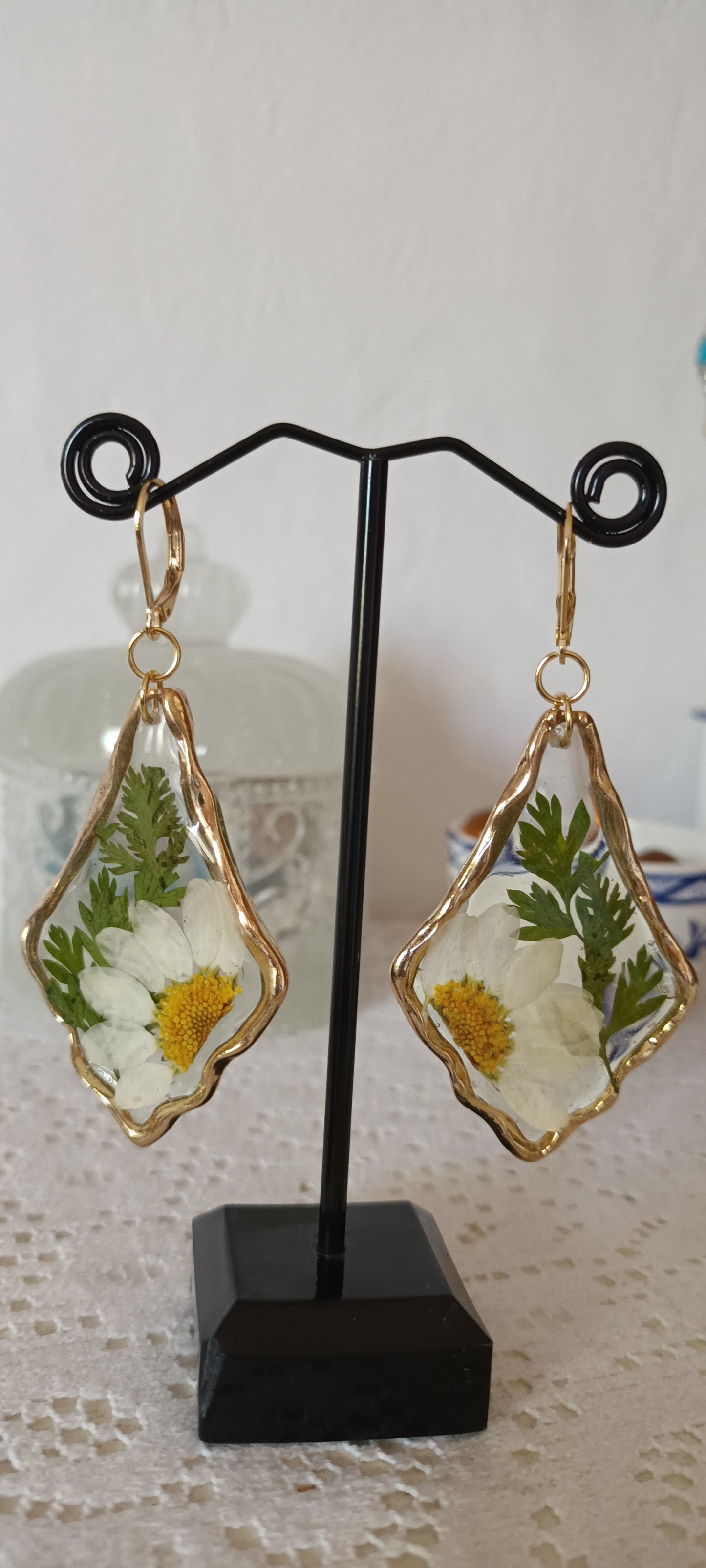 Boucles d'oreilles en résine et marguerite séchée