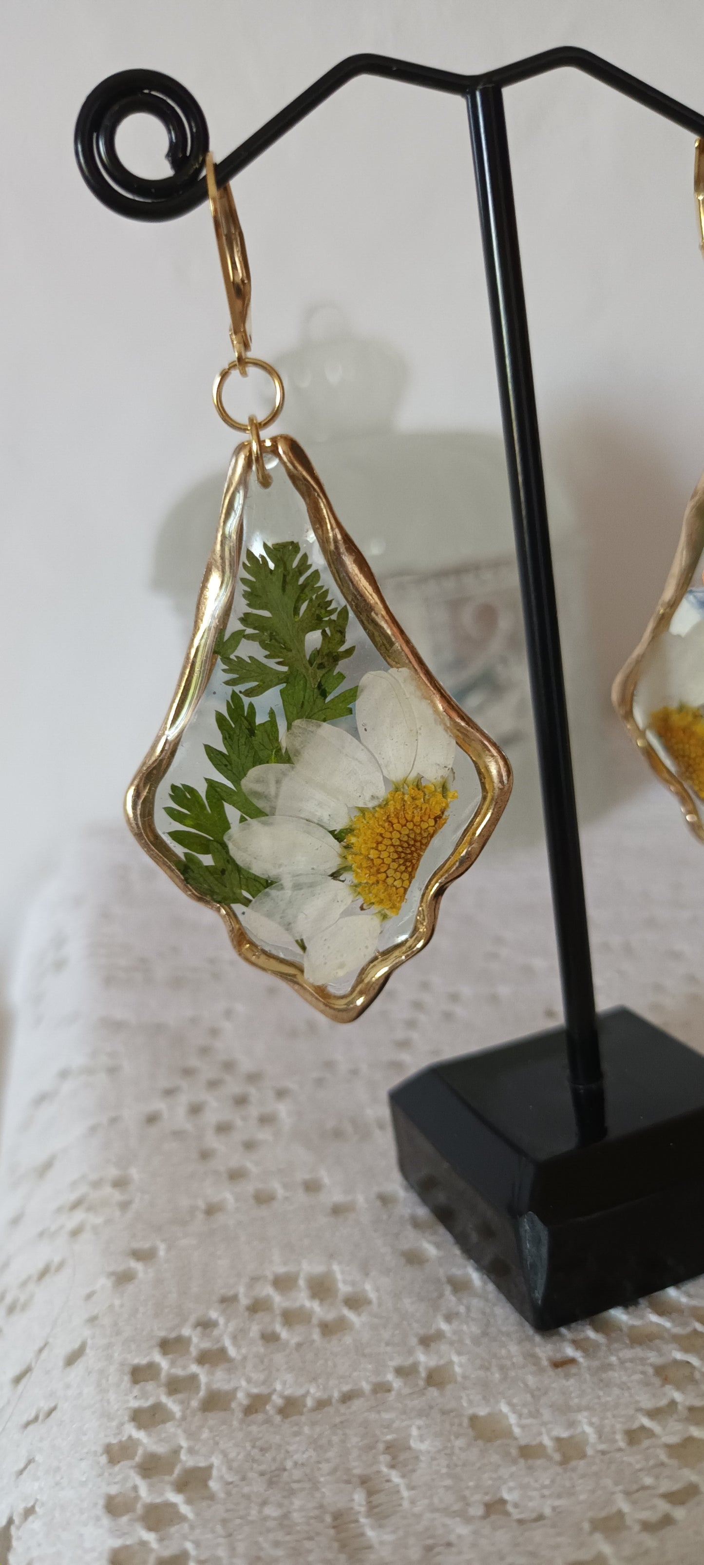 Boucles d'oreilles en résine et marguerite séchée