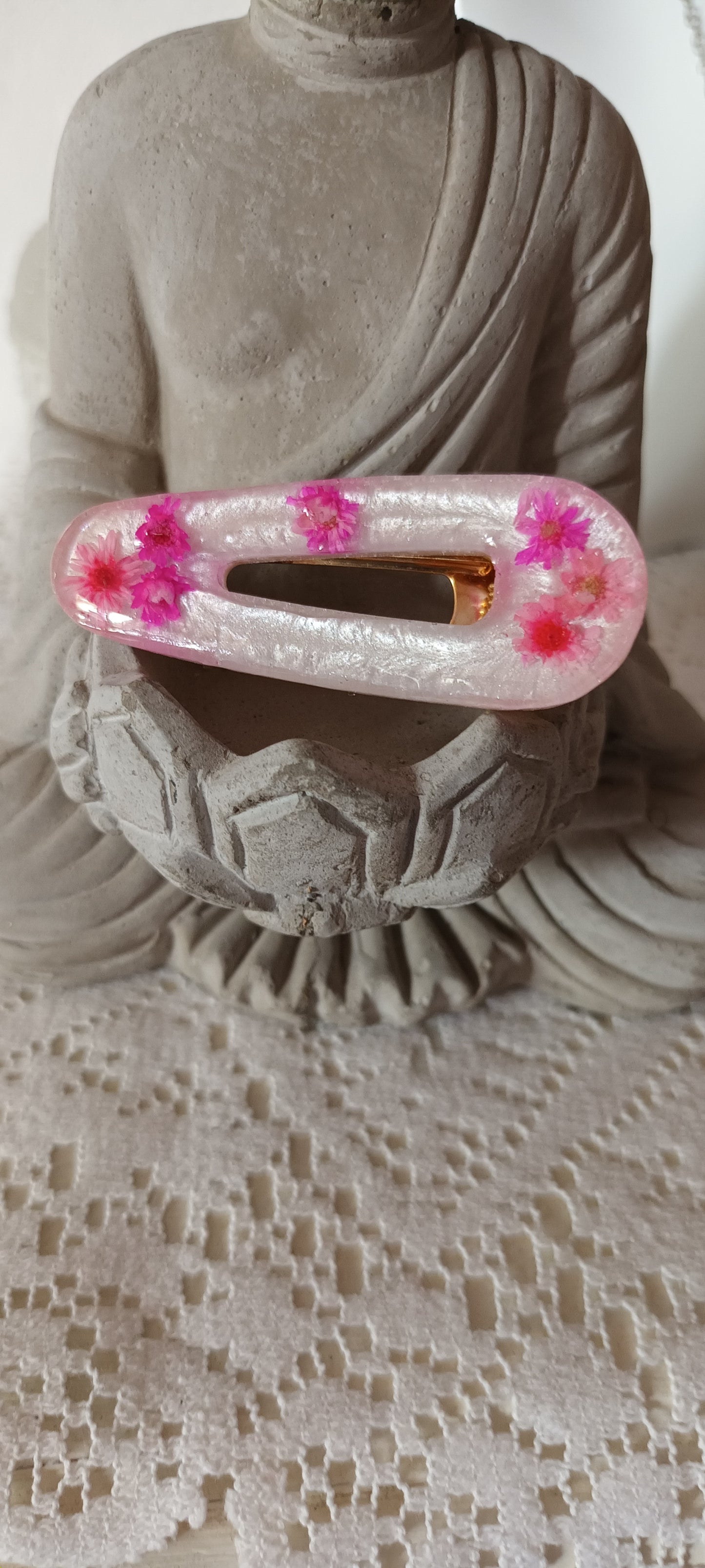 Barrette en résine et fleurs séchées roses