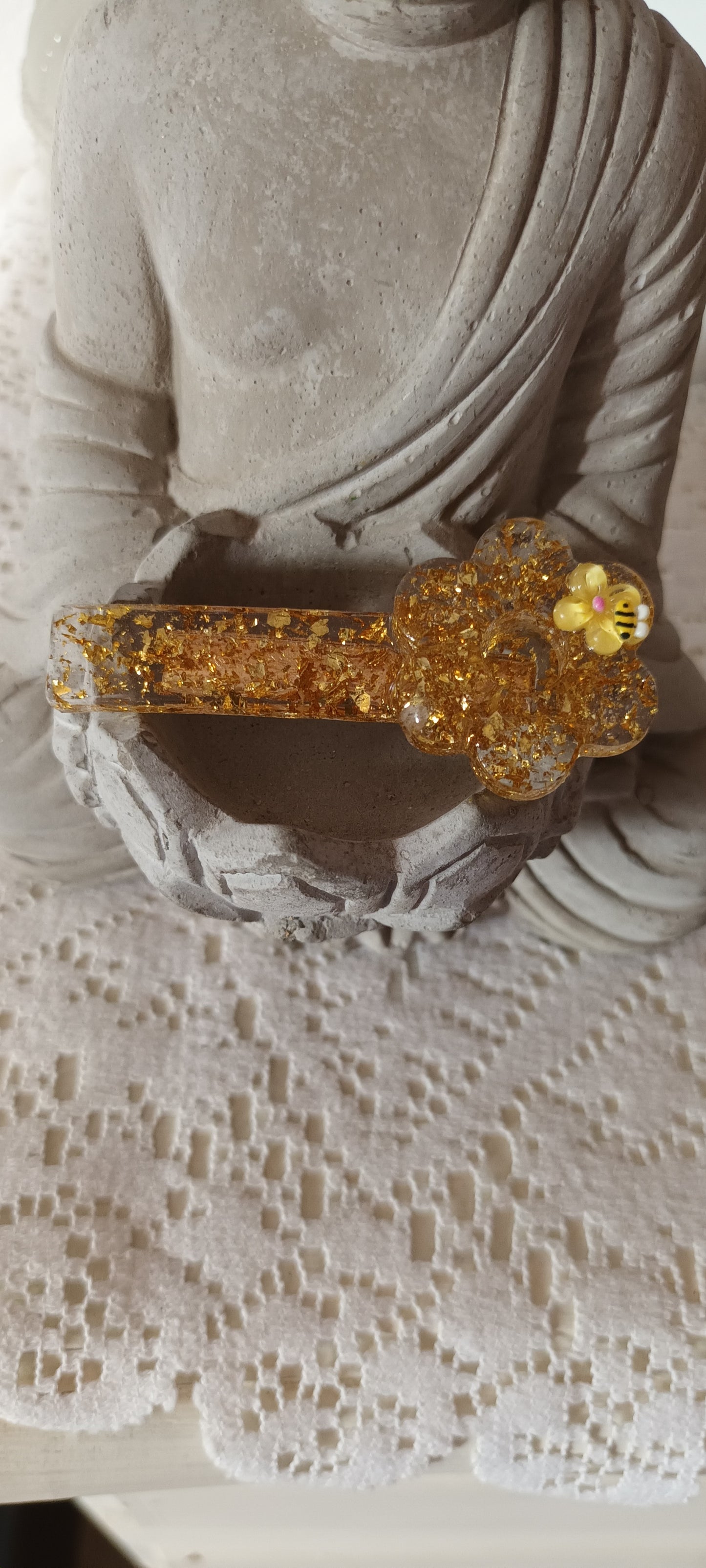 Barrette en résine, avec inclusion de paillettes,marguerite et petite abeille