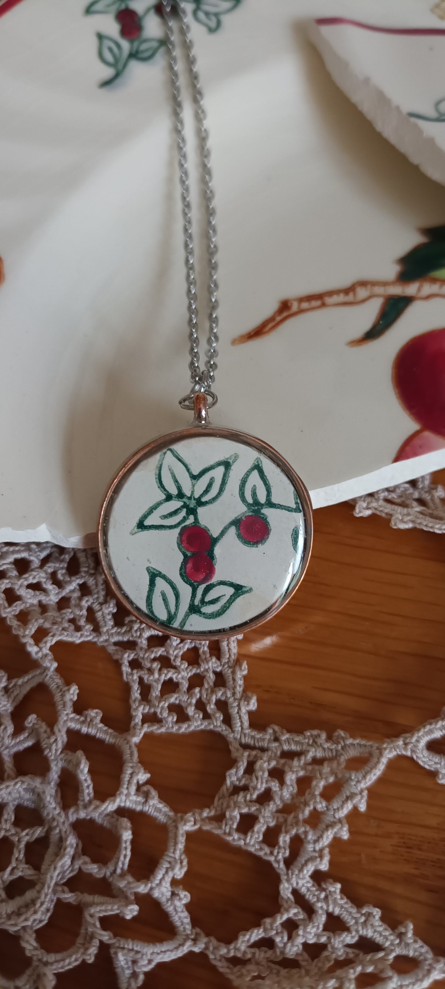 Pendentif créé à partir d'une assiette ancienne