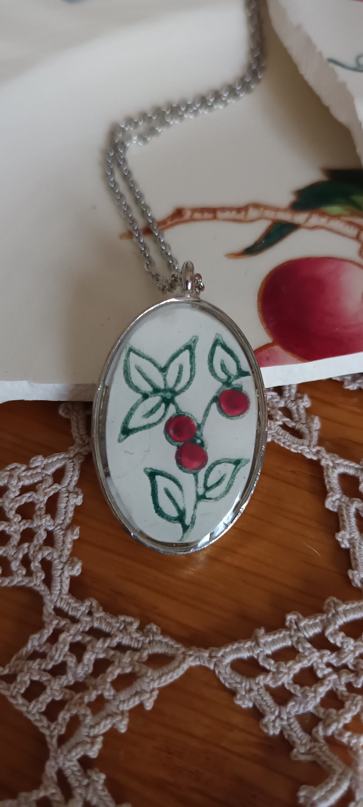 Pendentif créé à partir d'une assiette ancienne