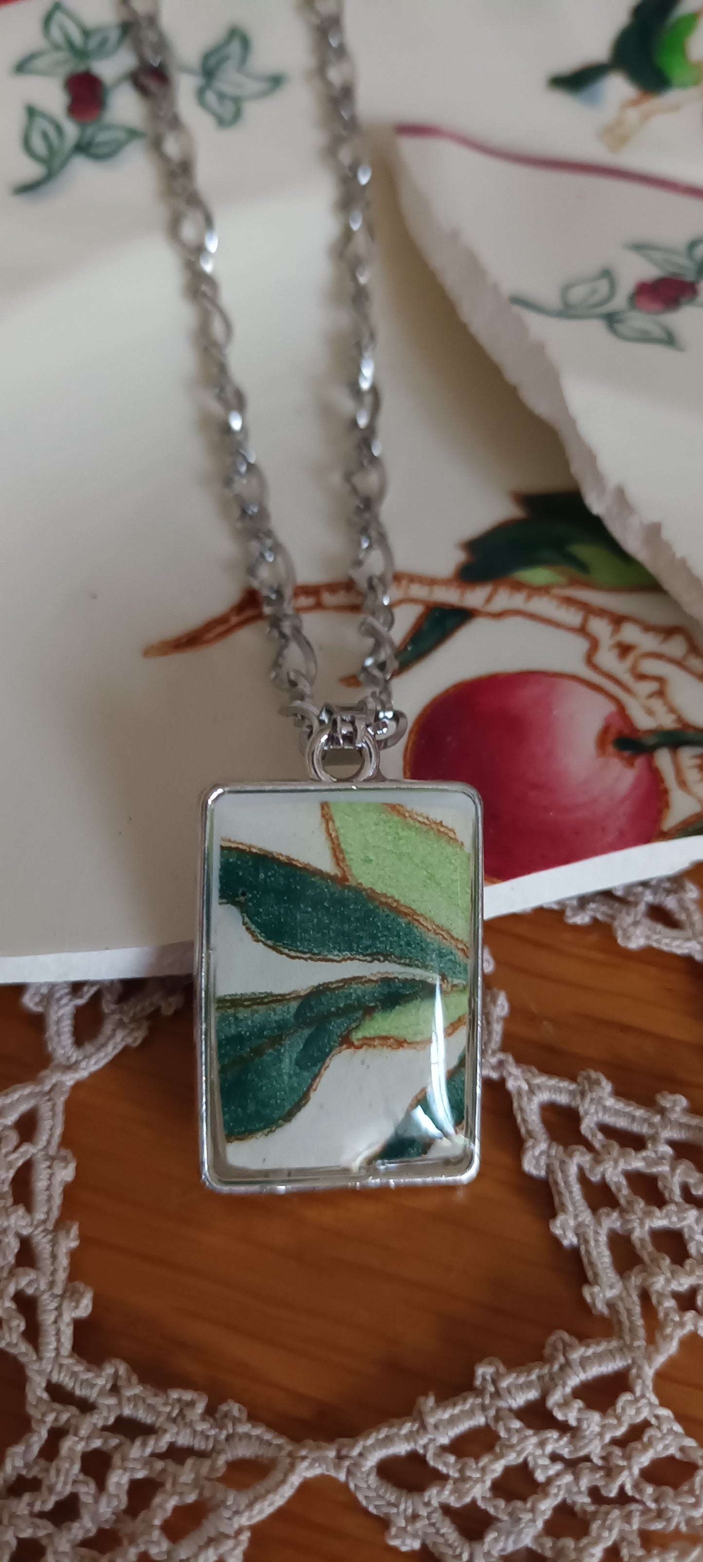 Pendentif créé à partir d'une assiette ancienne