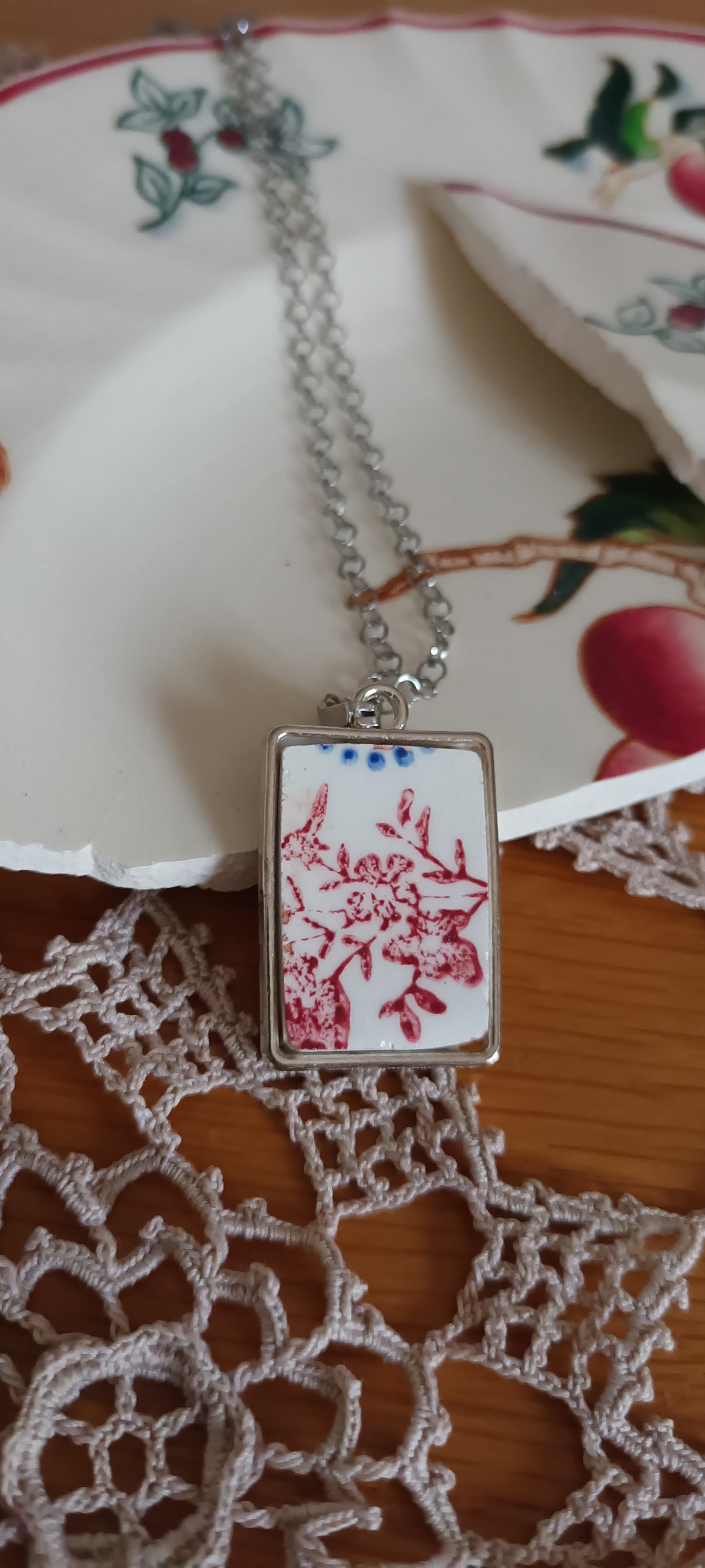 Pendentif créé à partir d'une assiette ancienne