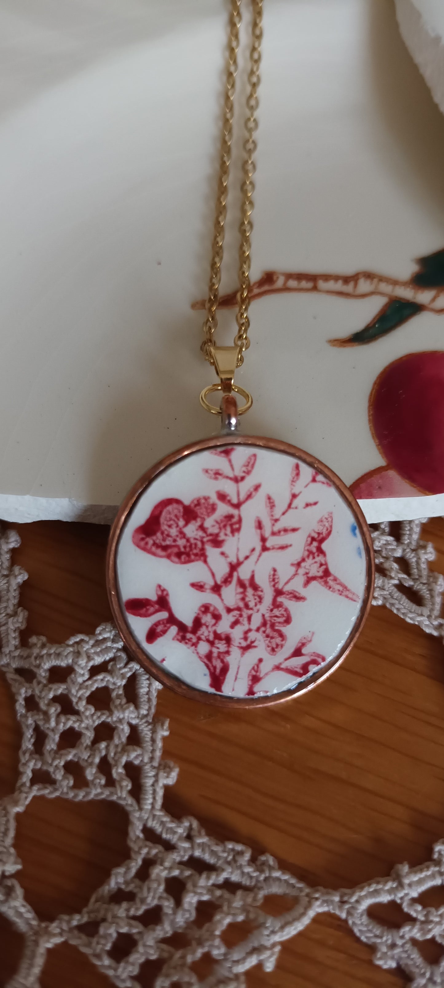 Pendentif créé à partir d'une assiette ancienne