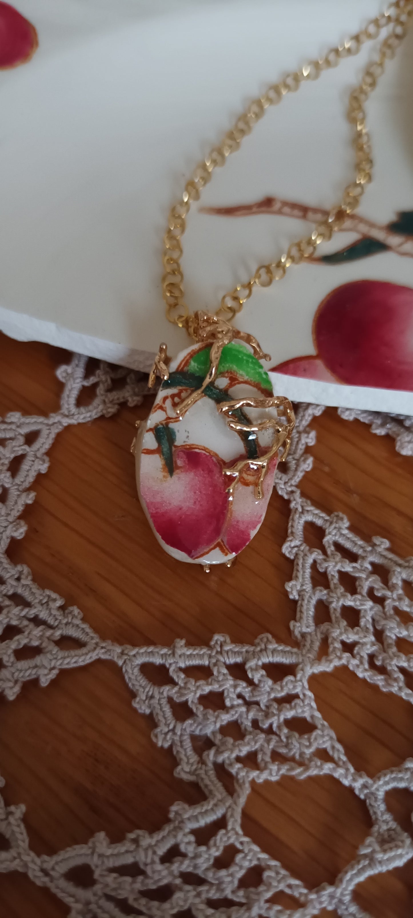 Pendentif créé à partir d'une assiette ancienne