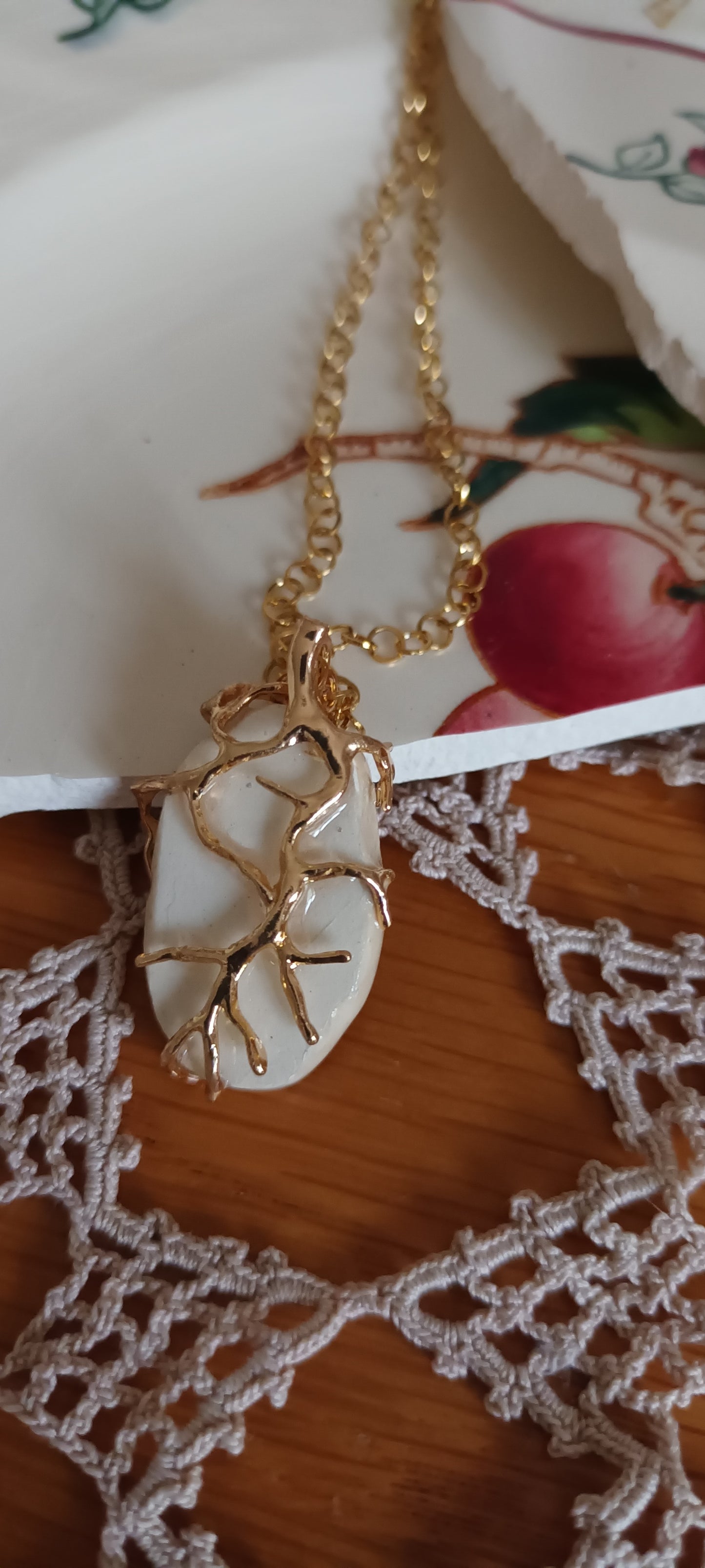 Pendentif créé à partir d'une assiette ancienne