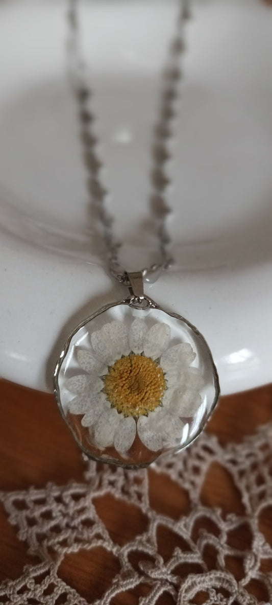 Pendentif en résine avec inclusion d'une marguerite