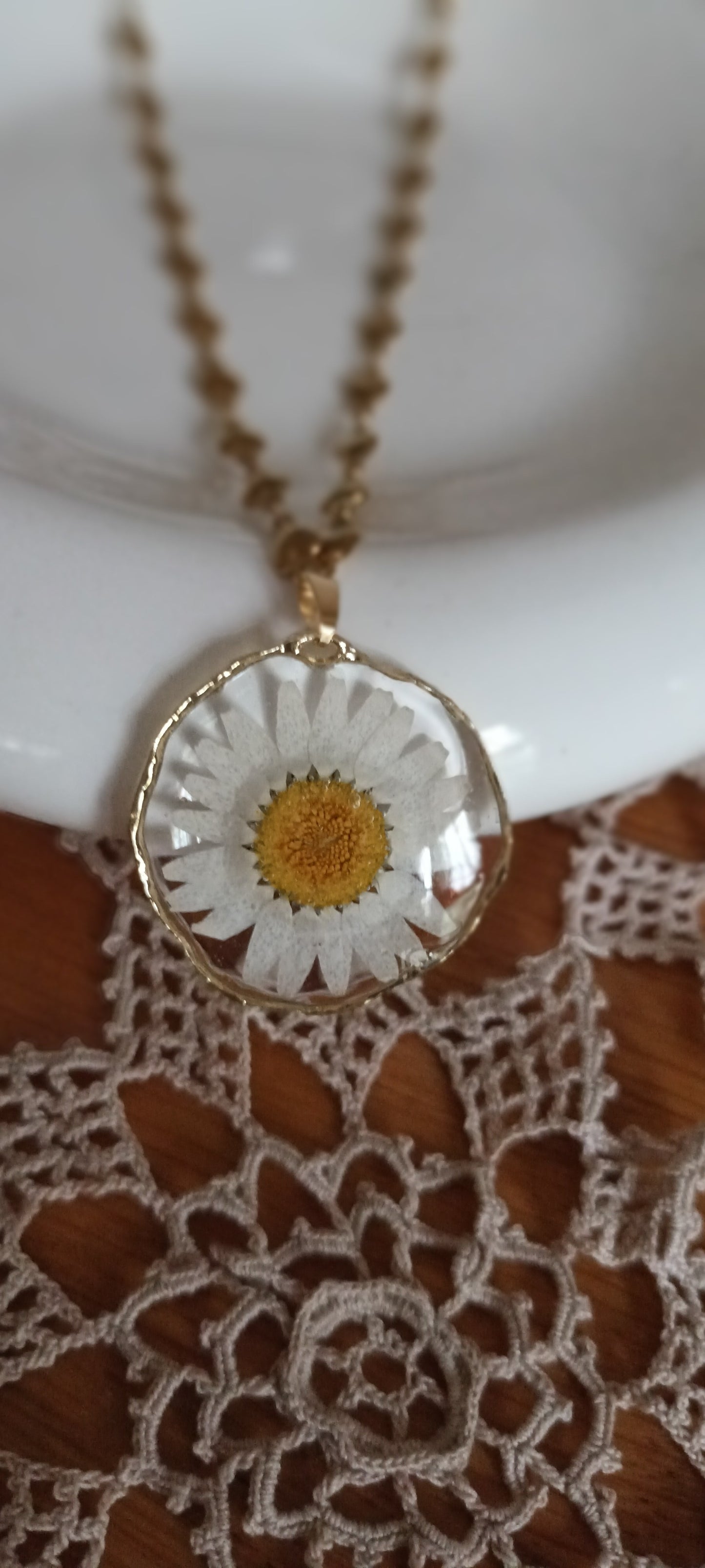 Pendentif en résine avec inclusion d'une marguerite