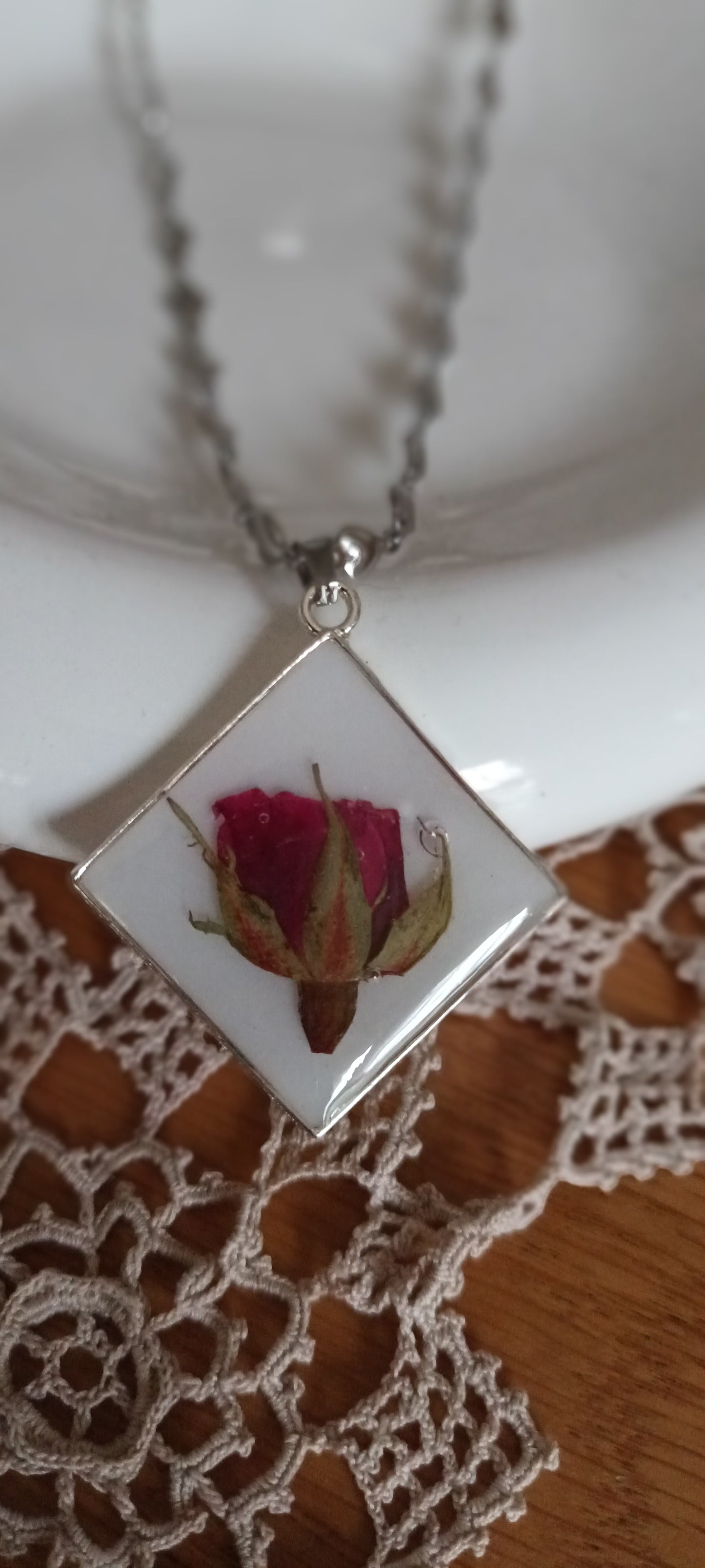 Pendentif en résine avec inclusion d'une rose pressée rouge