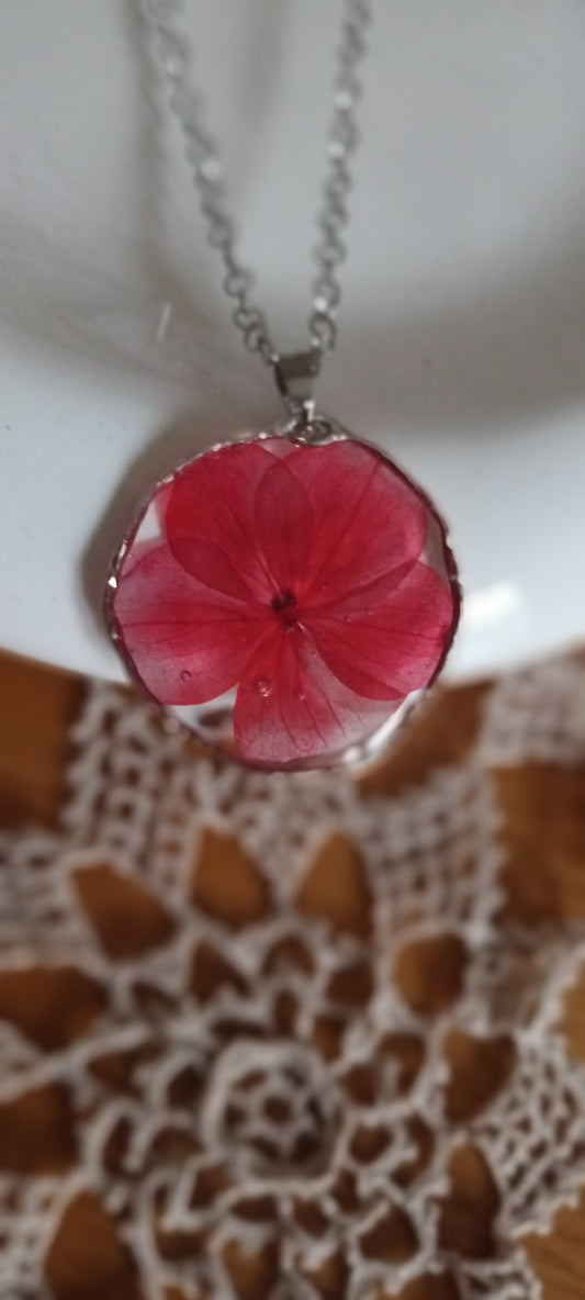 Pendentif en résine avec inclusion d'une fleur rose