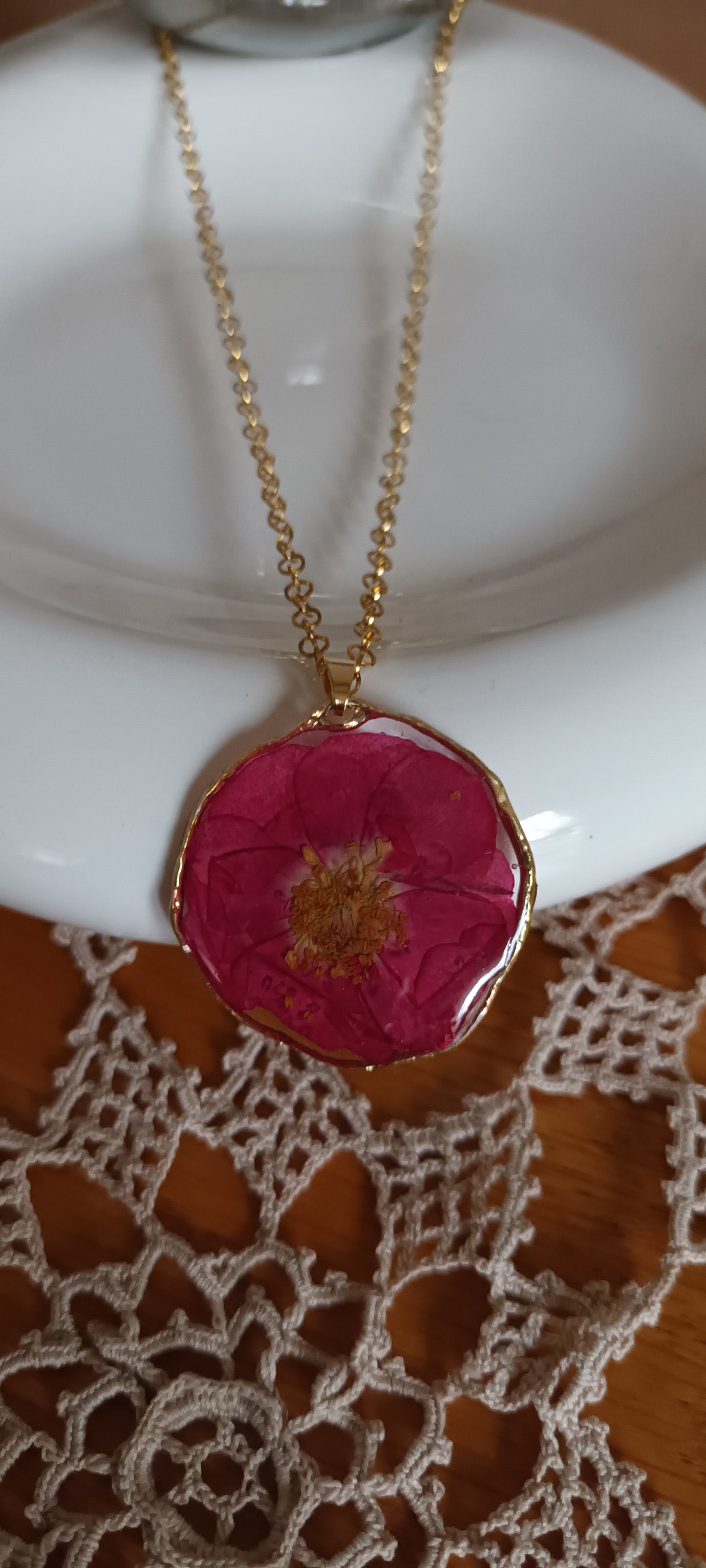 Pendentif en résine avec inclusion d'une rose pressée