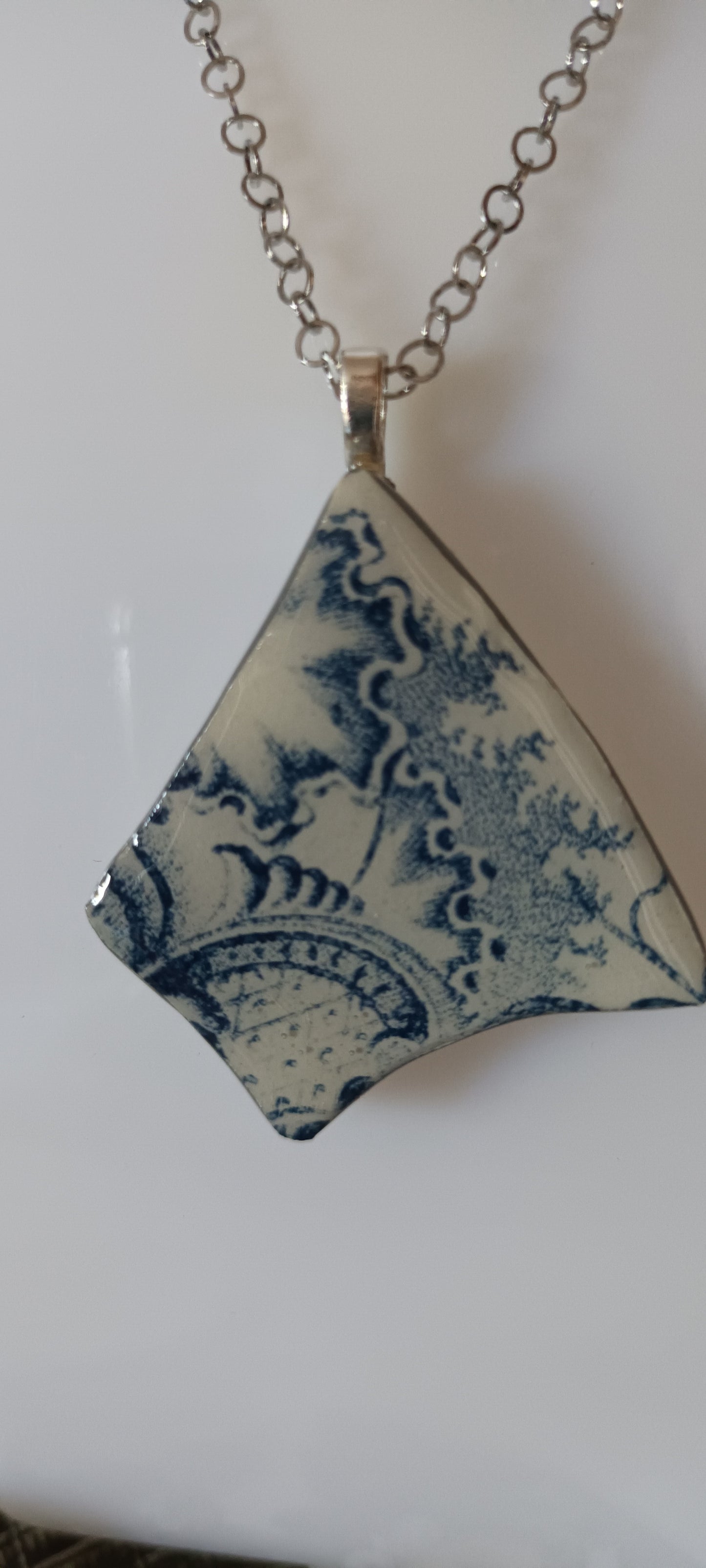 Pendentif créé à partir d'une assiette ancienne bleu du xv siècle