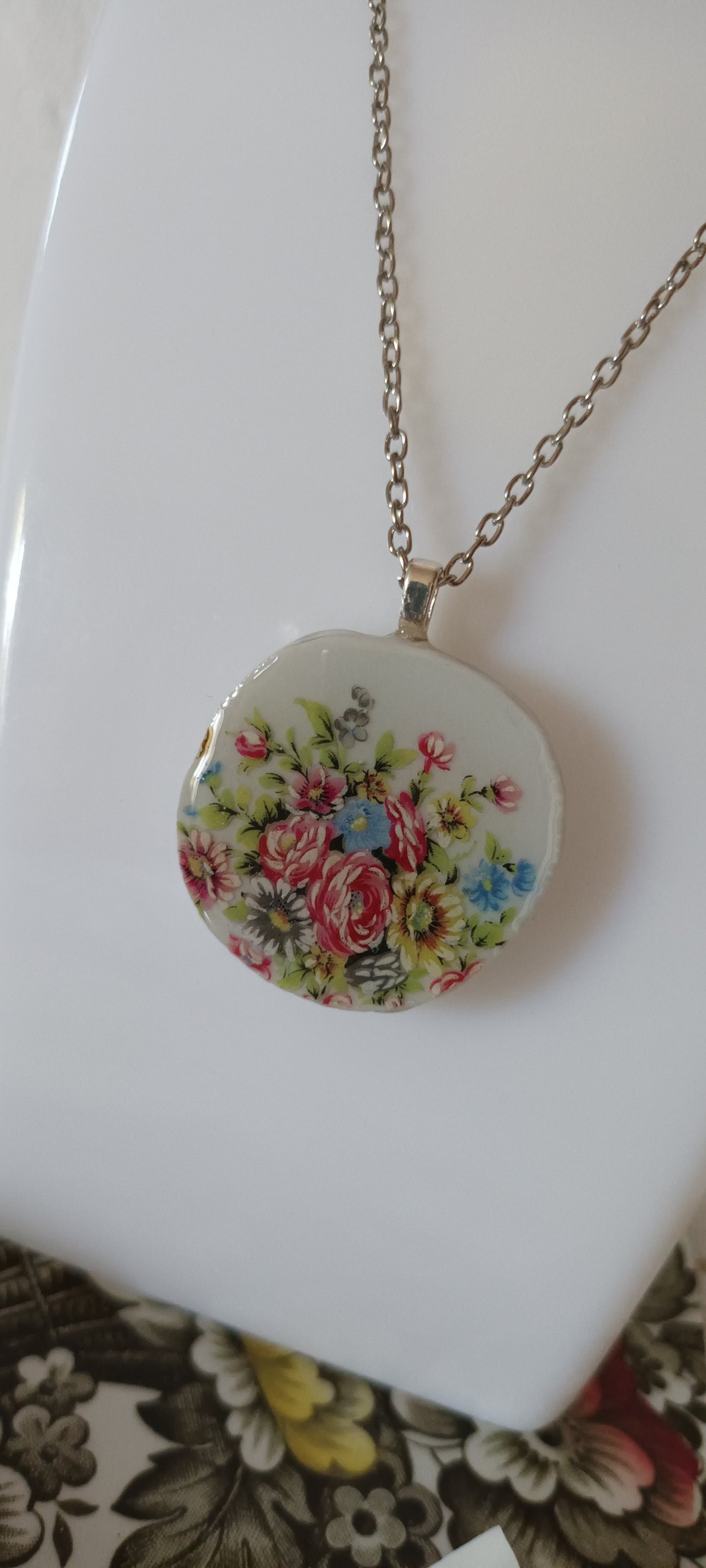 Pendentif créé à partir d'une assiette ancienne fleurie