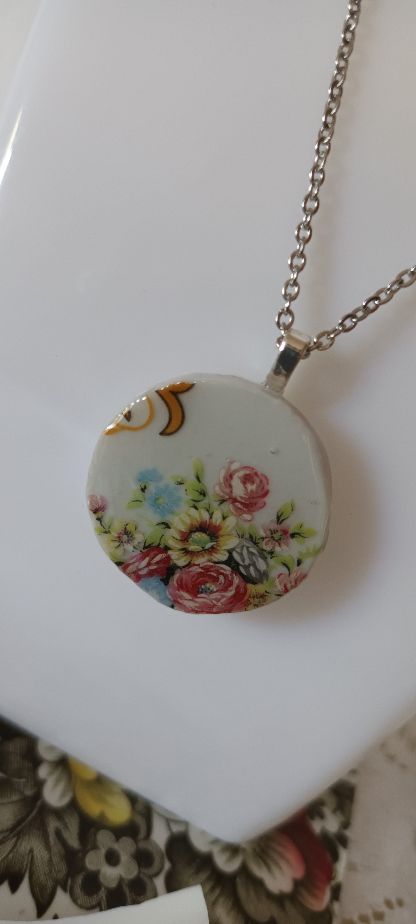 Pendentif créé à partir d'une assiette ancienne fleurie