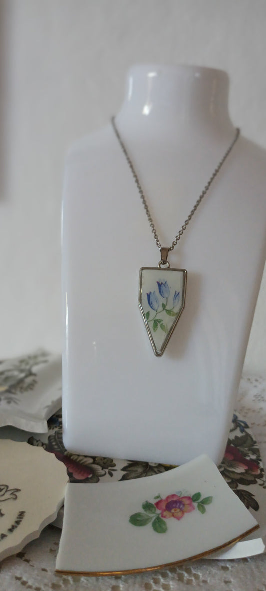 Pendentif créé à partir d'une assiette ancienne fleurie bleu