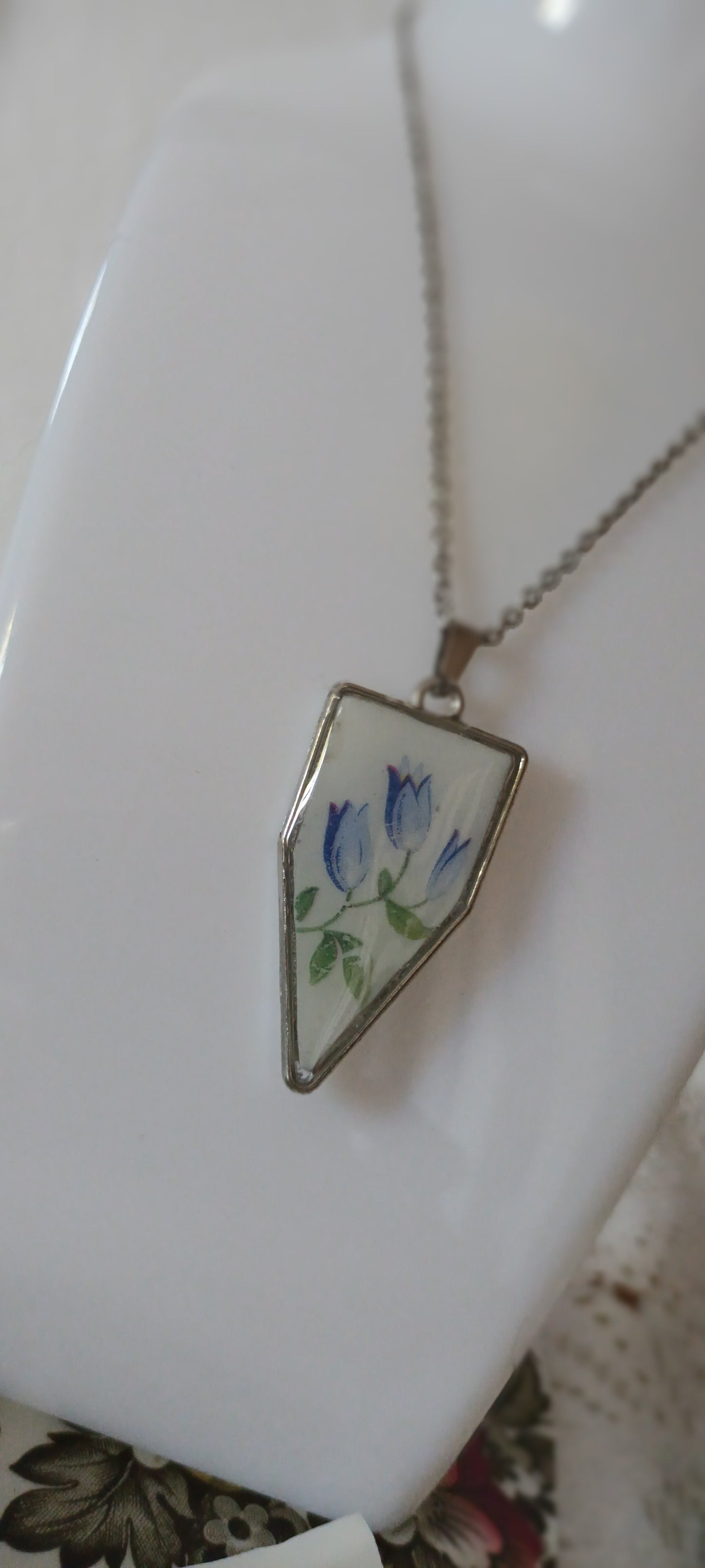 Pendentif créé à partir d'une assiette ancienne fleurie bleu