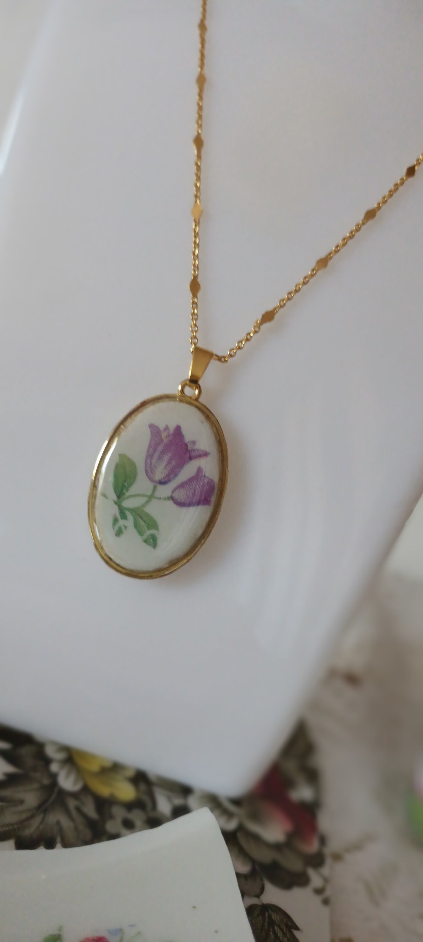 Pendentif créé à partir d'une assiette ancienne fleurie mauve