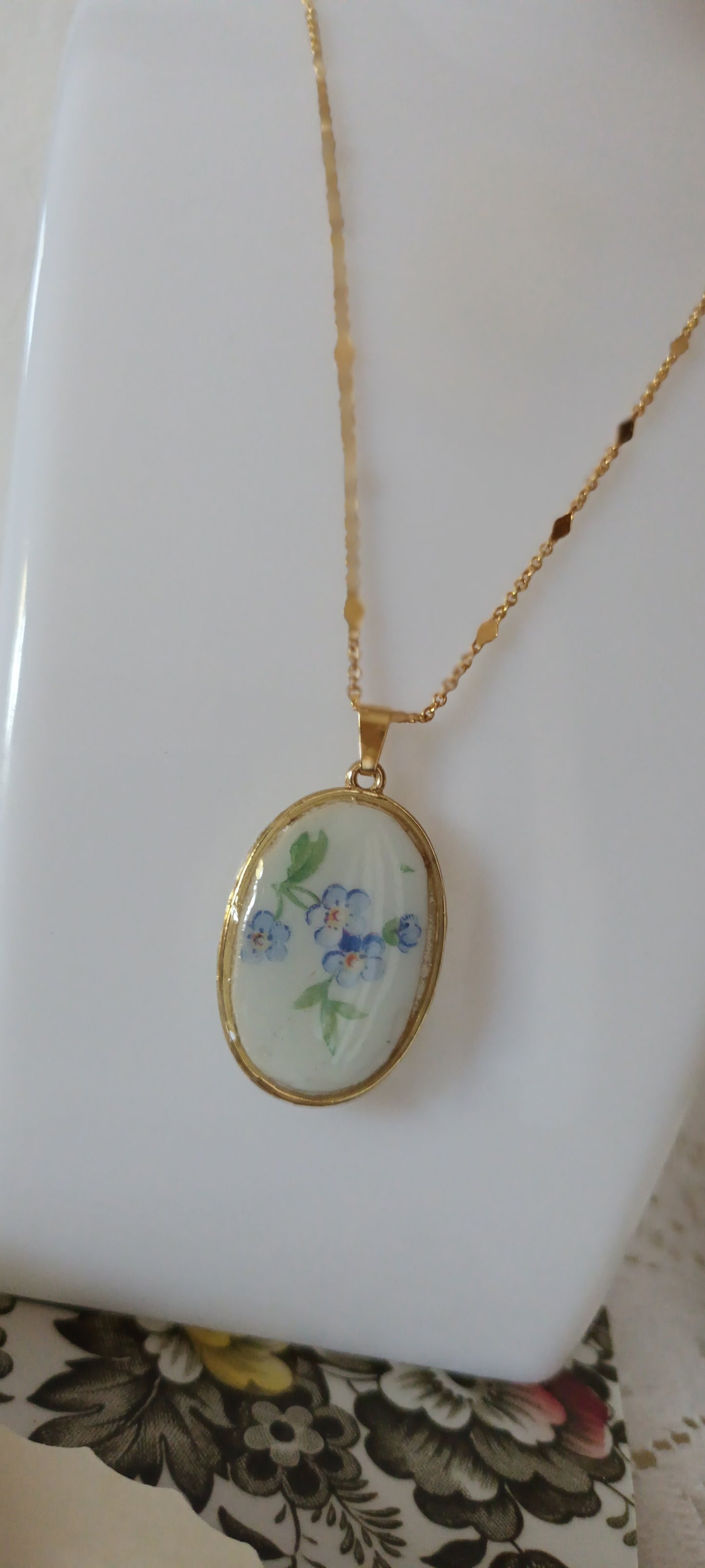 Pendentif créé à partir d'une assiette ancienne fleurie bleu