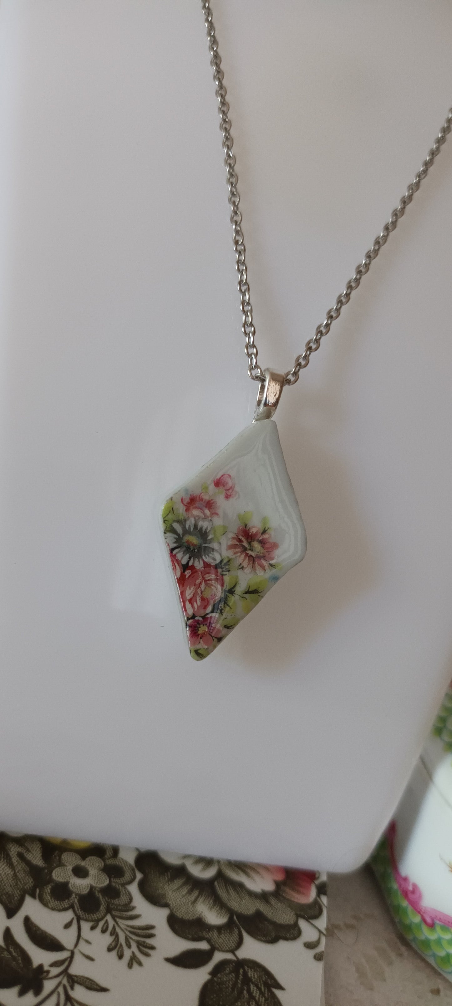 Pendentif créé à partir d'une assiette ancienne fleurie