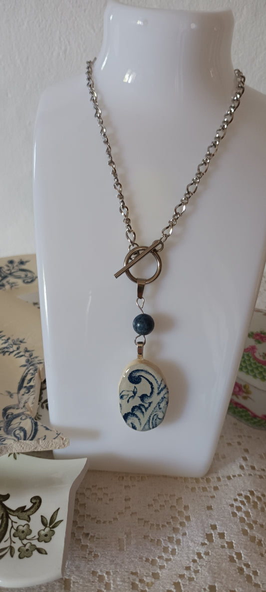 Pendentif créé à partir d'une assiette ancienne bleu du xv siècle