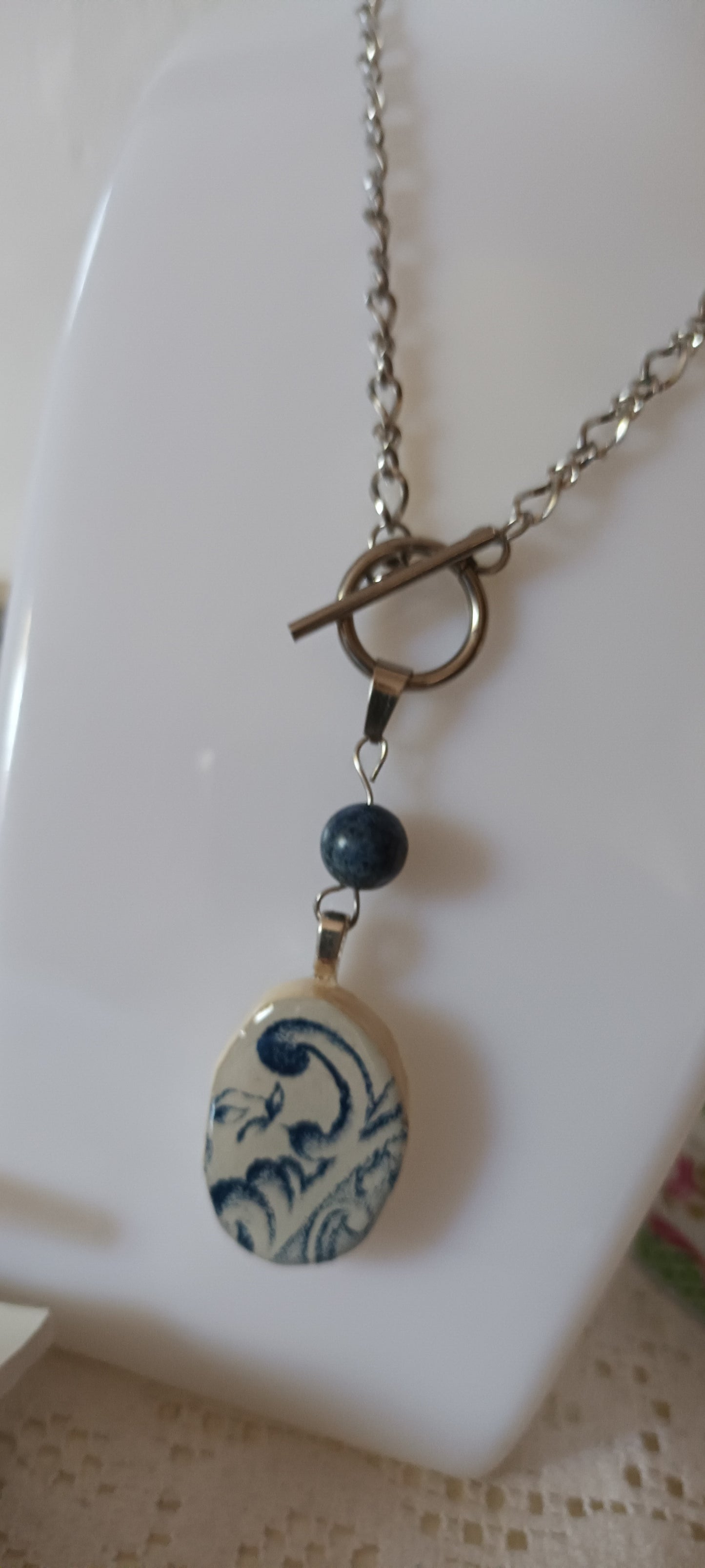 Pendentif créé à partir d'une assiette ancienne bleu du xv siècle