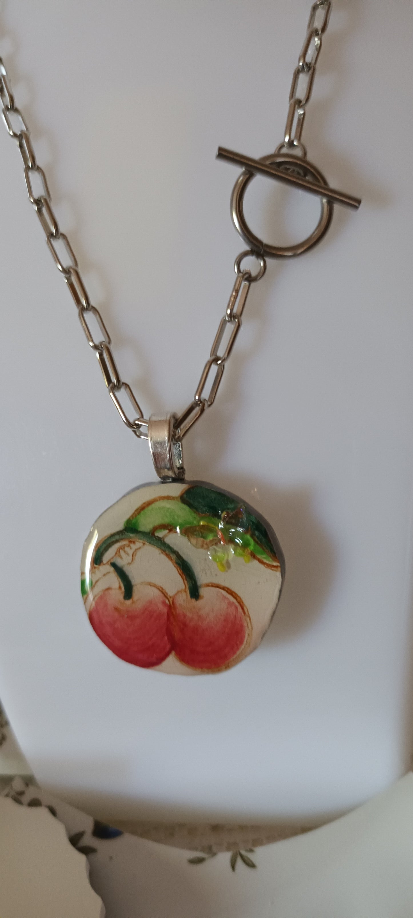 Pendentif créé à partir d'une assiette ancienne motif cerises