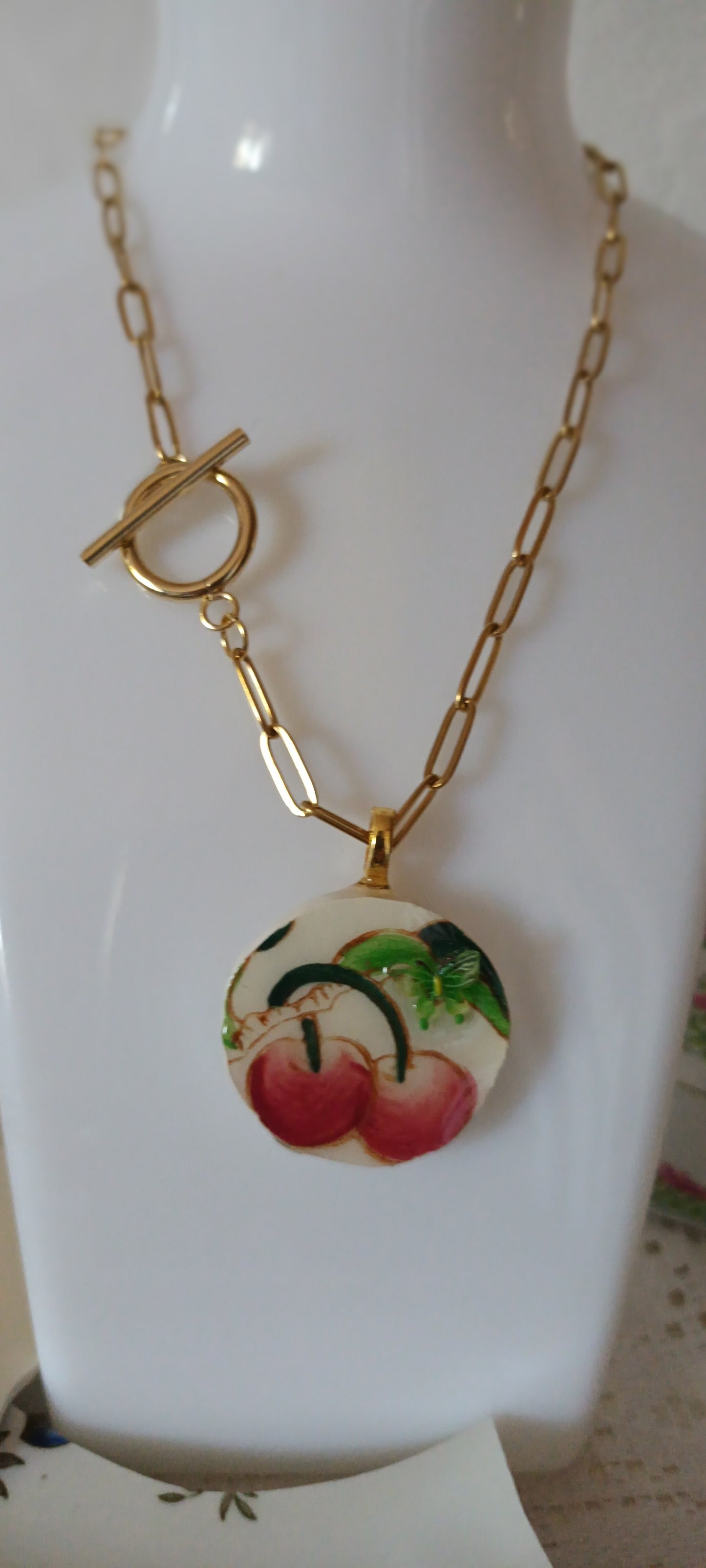 Pendentif créé à partir d'une assiette ancienne, motif cerises