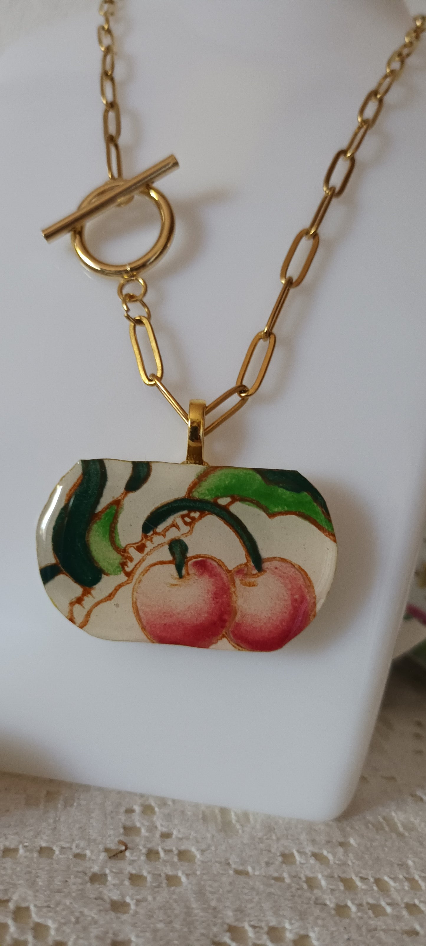 Pendentif créé à partir d'une assiette ancienne motif cerises