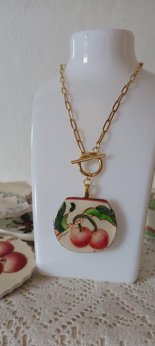 Pendentif créé à partir d'une assiette ancienne motif cerises