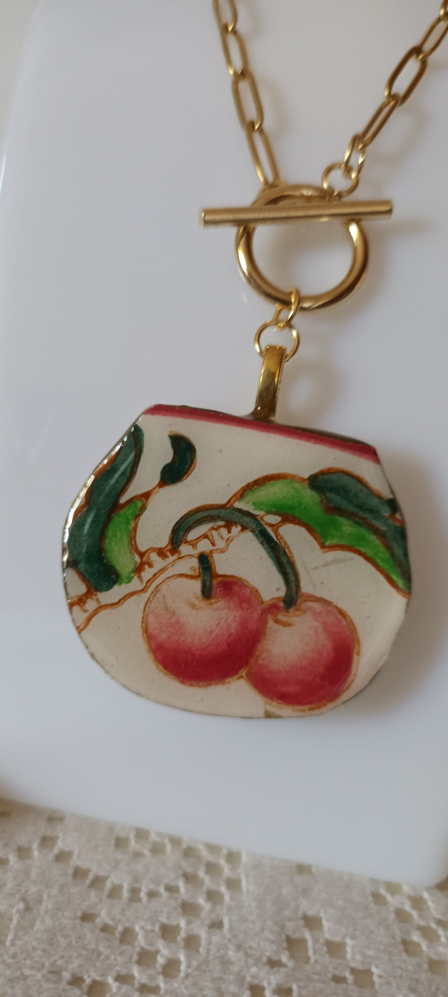 Pendentif créé à partir d'une assiette ancienne motif cerises