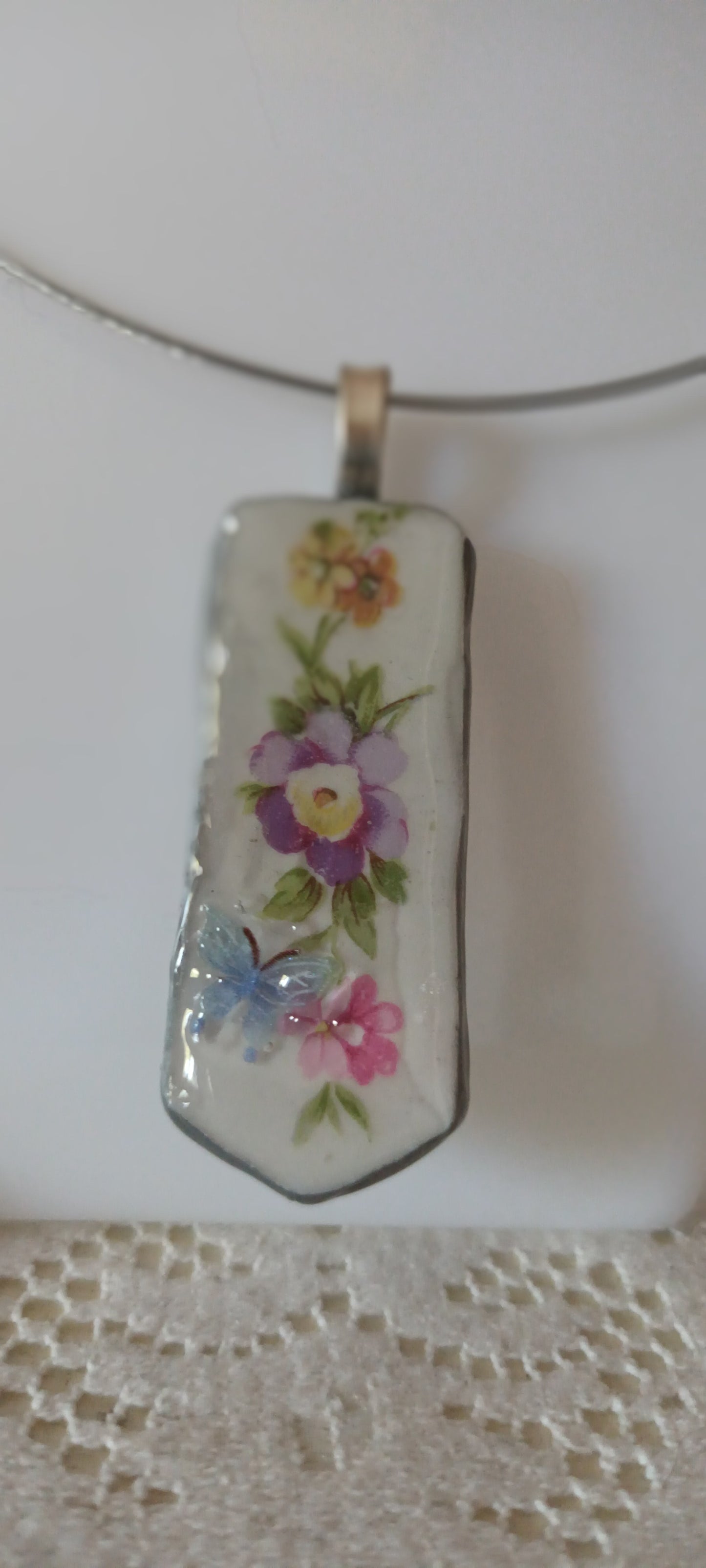 Pendentif créé à partir d'une assiette ancienne rectangulaire fleurie en porcelaine