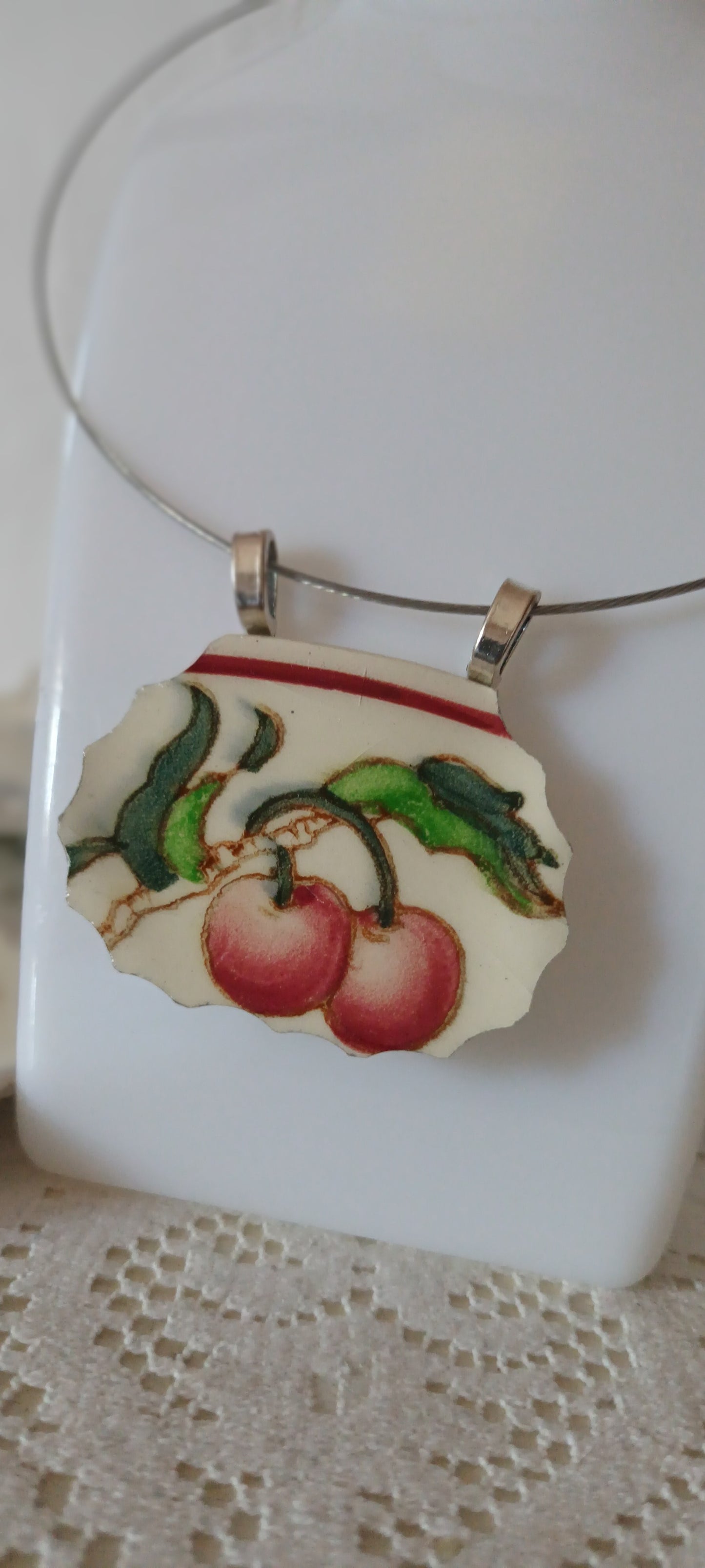 Pendentif créé à partir d'une assiette ancienne pendentif demi lune motif cerises