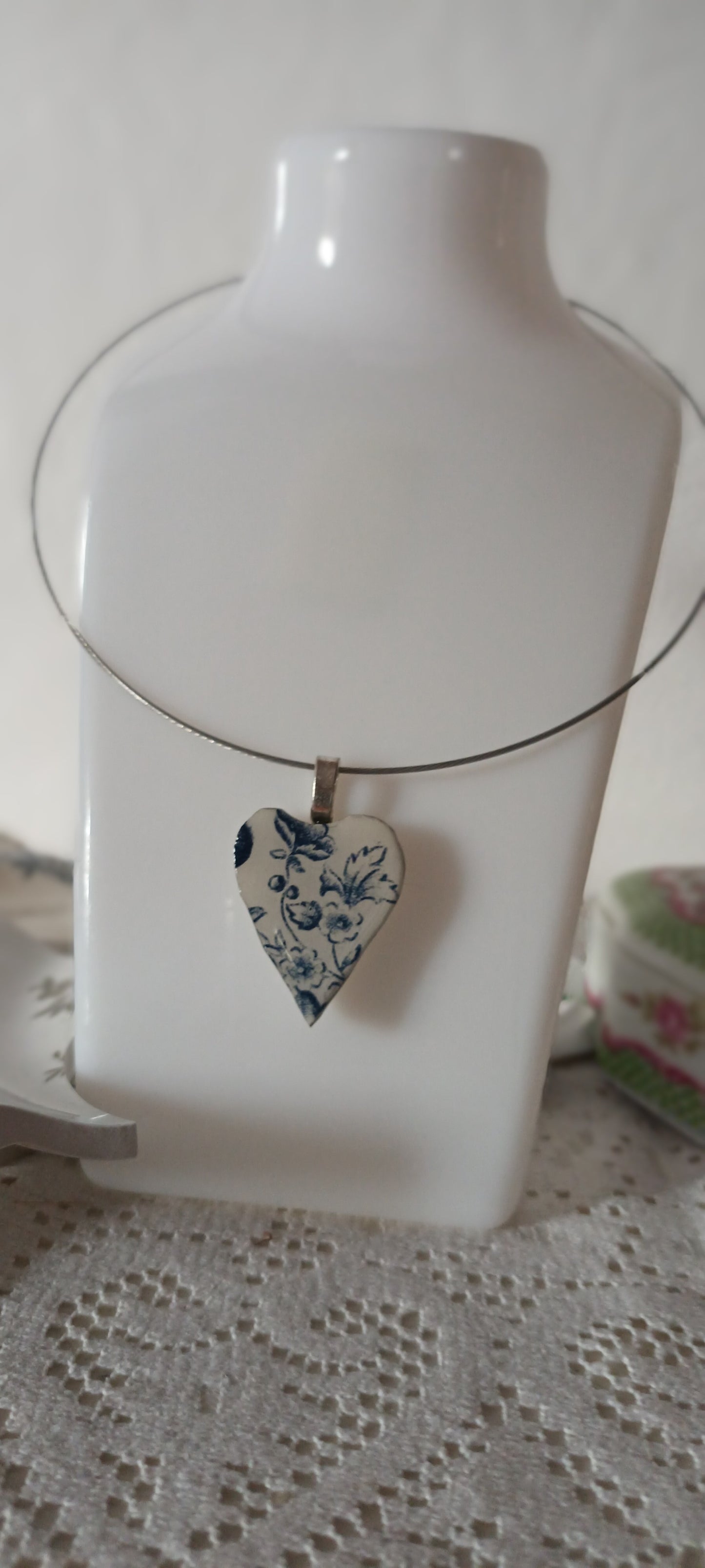 Pendentif créé à partir d'une assiette ancienne, cœur bleu du xv siècle