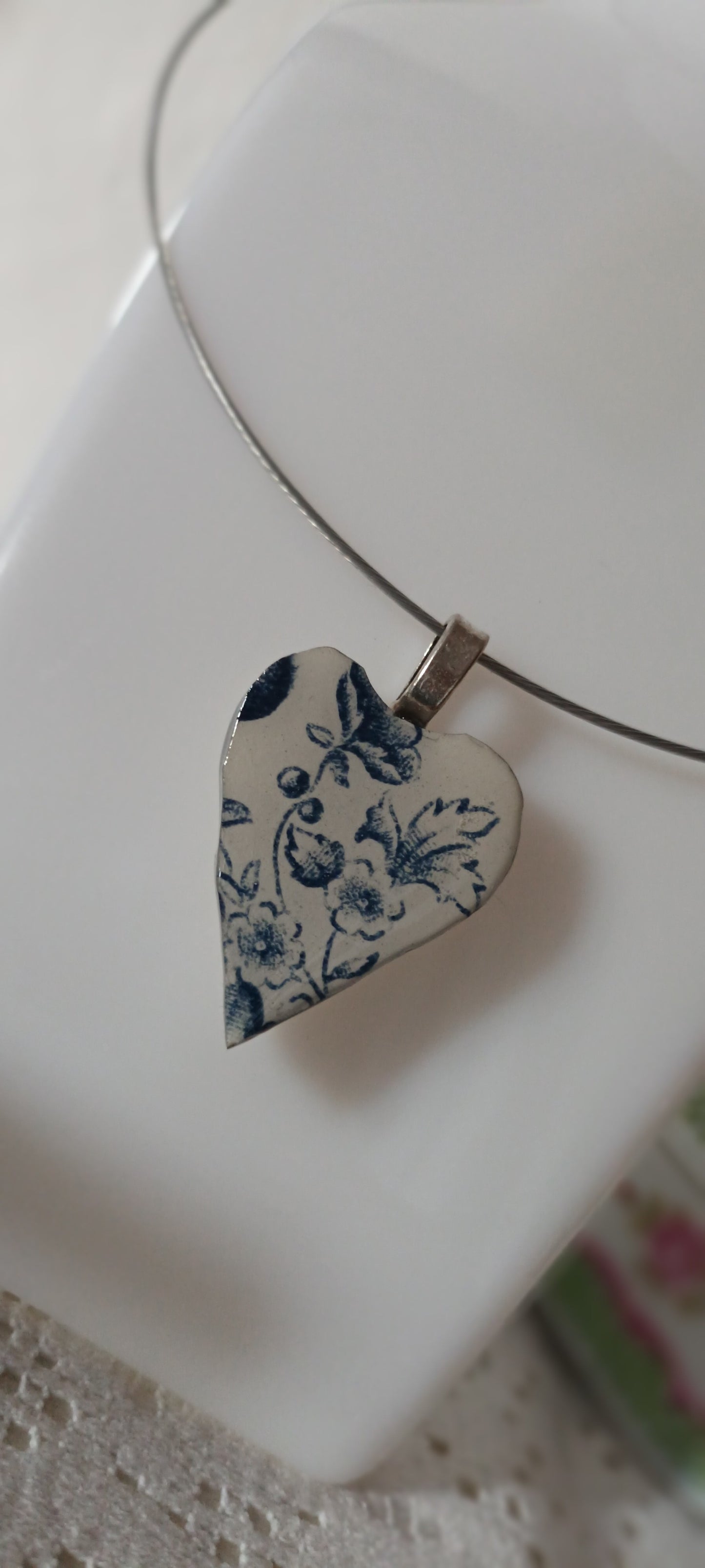 Pendentif créé à partir d'une assiette ancienne, cœur bleu du xv siècle