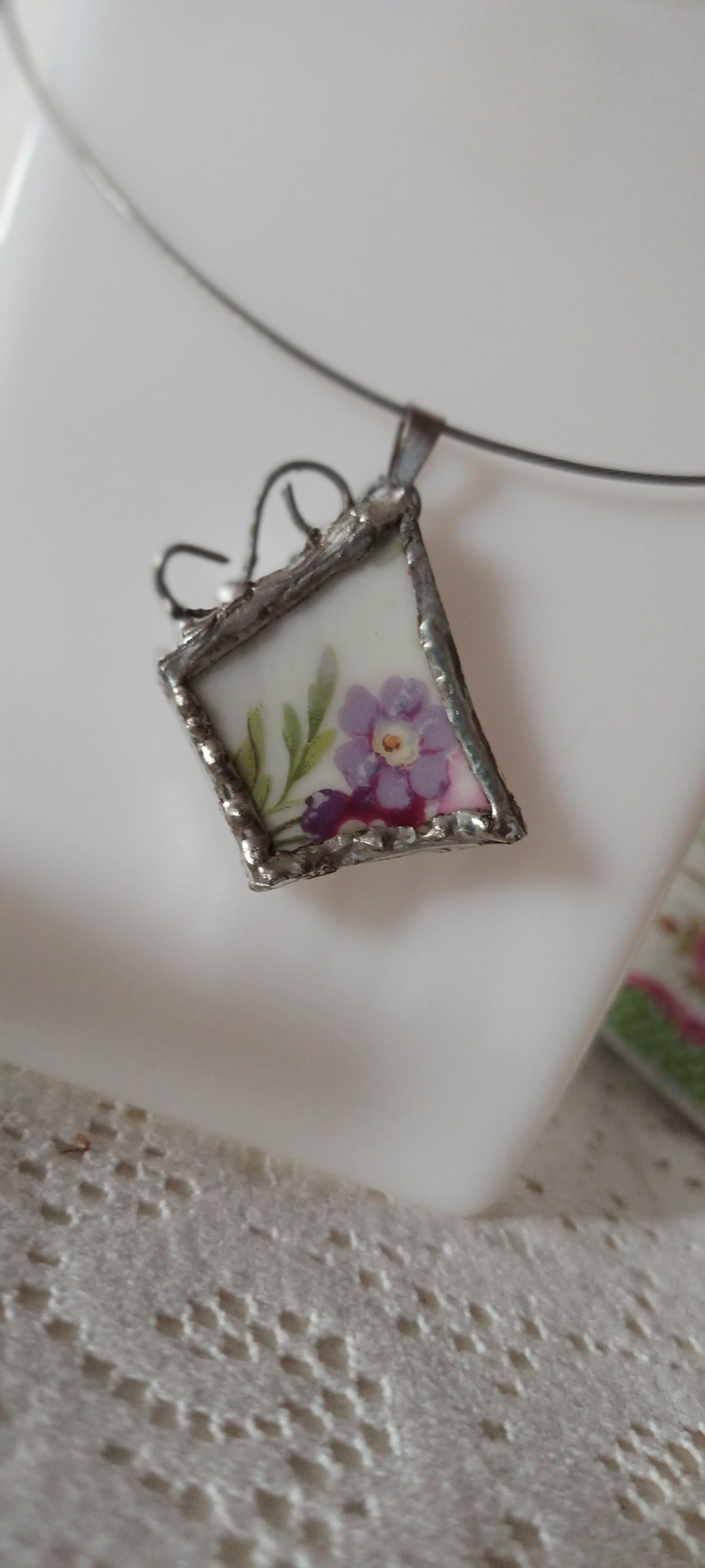 Pendentif créé à partir d'une assiette ancienne ,jolie tasse fleurie