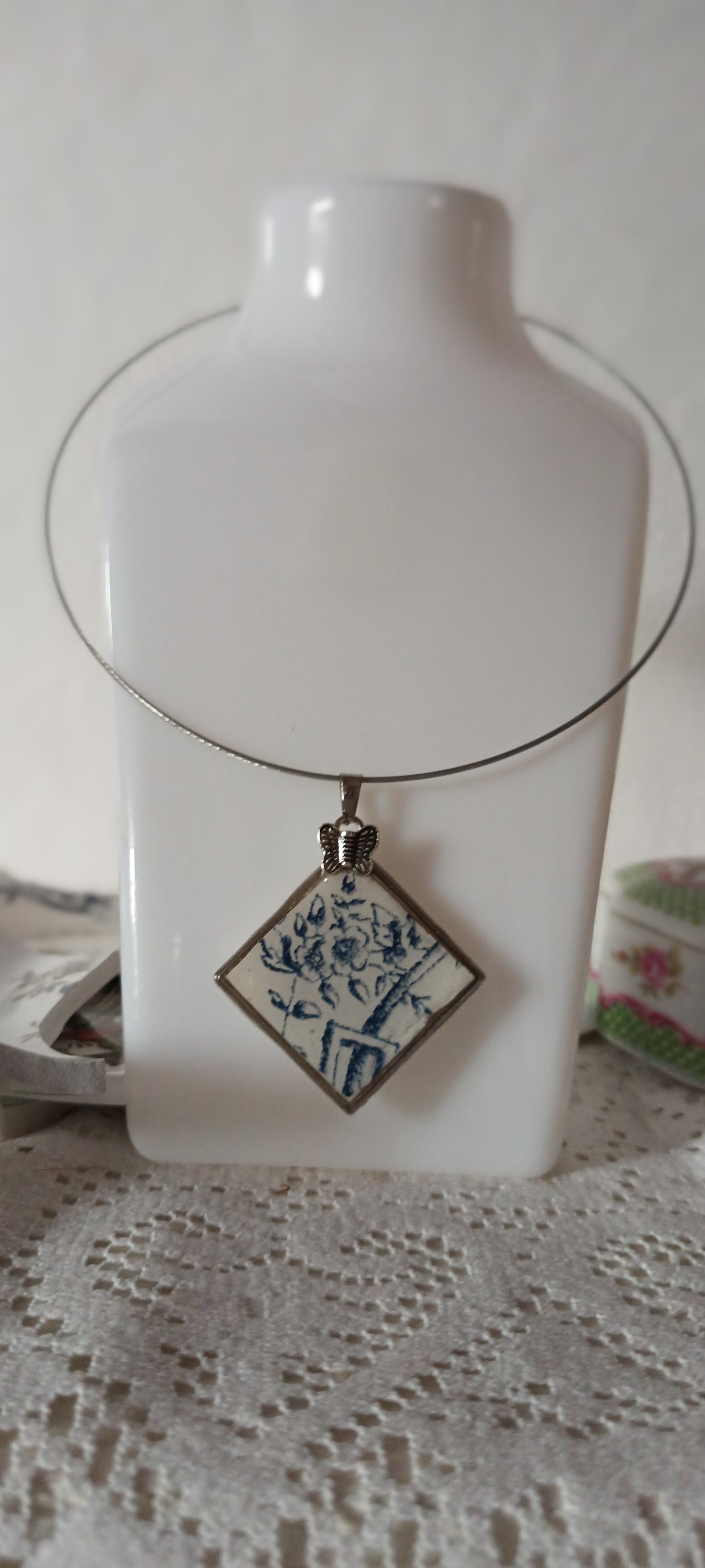 Pendentif créé à partir d'une assiette ancienne bleu du xv siècle