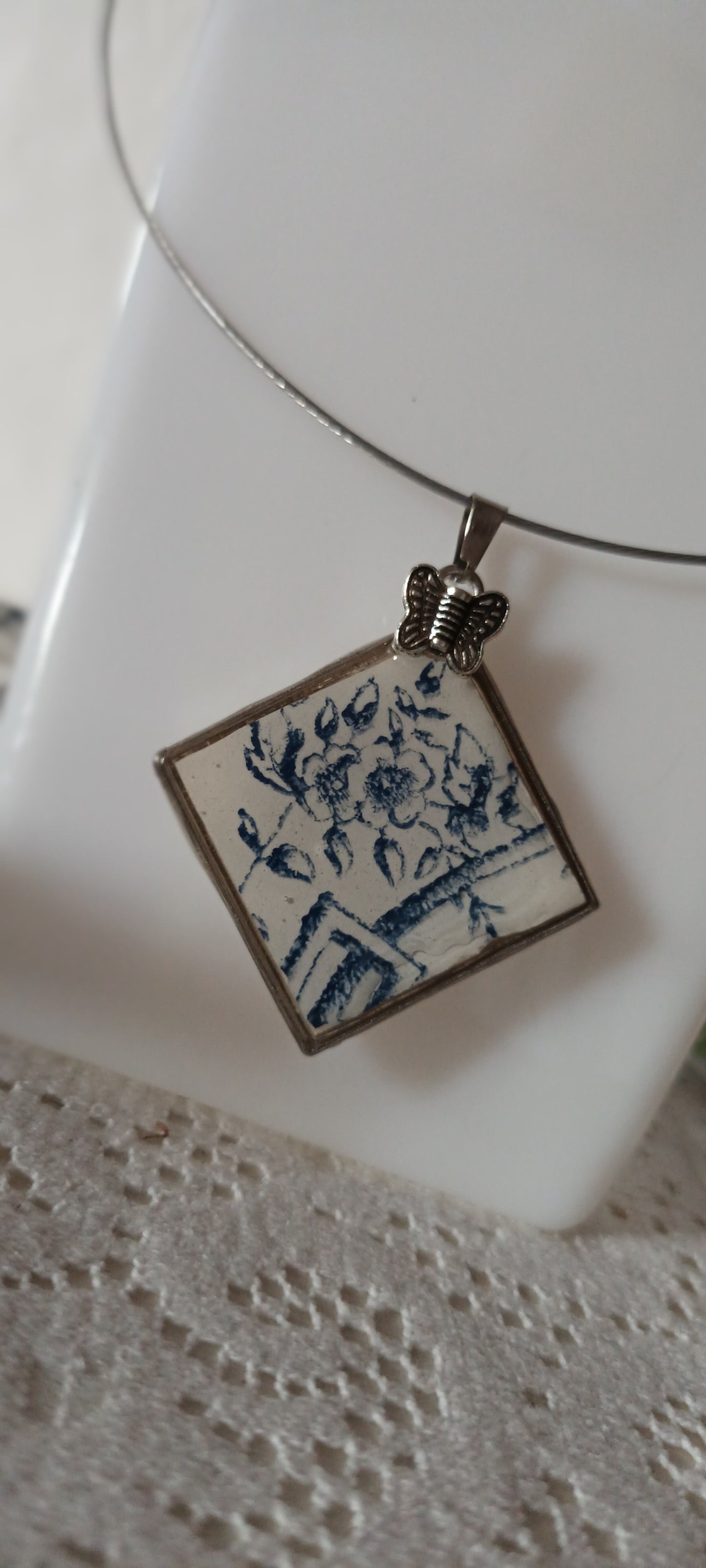 Pendentif créé à partir d'une assiette ancienne bleu du xv siècle